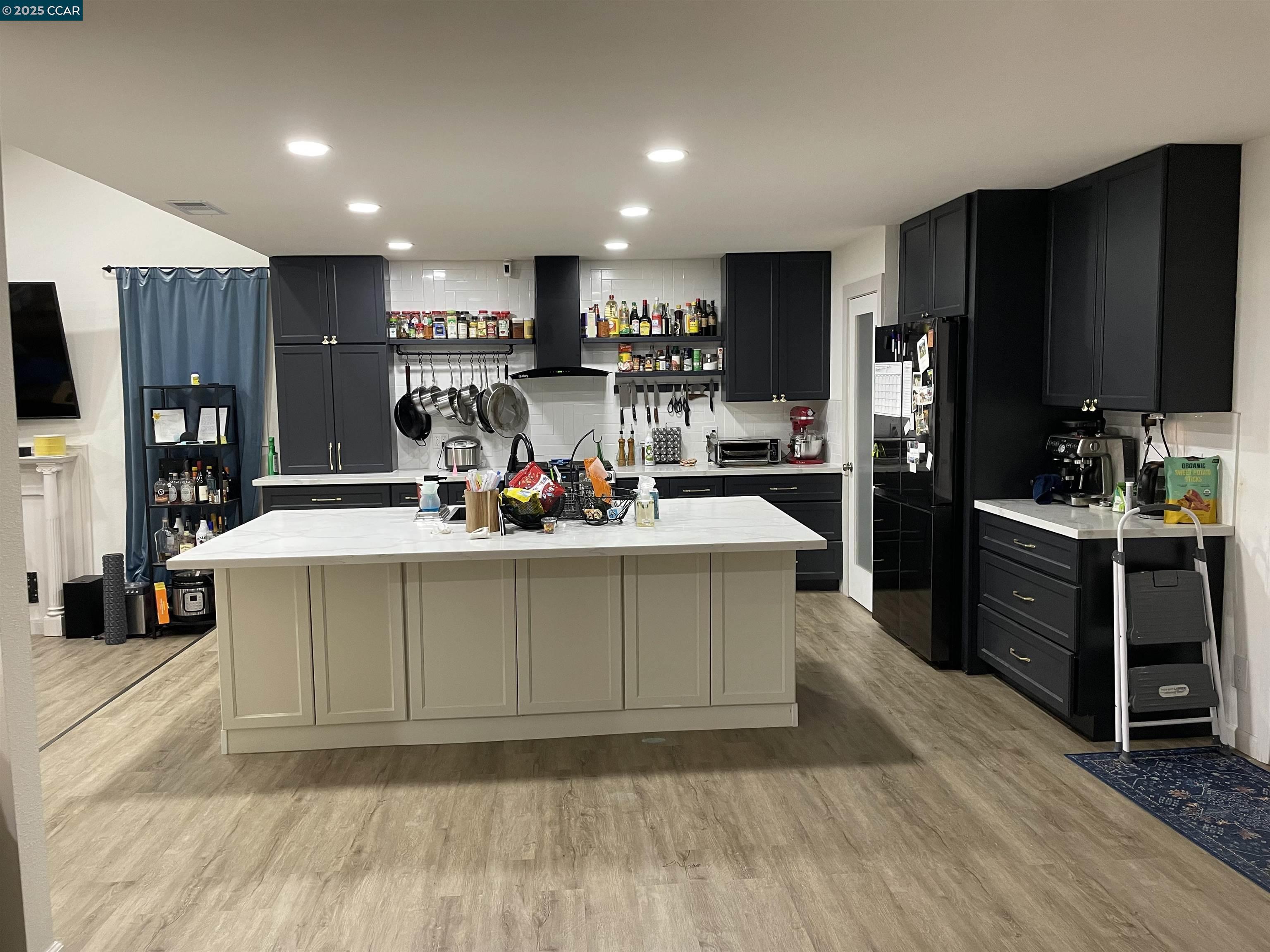 Detail Gallery Image 4 of 7 For 2347 Pinnacle Dr, Martinez,  CA 94553 - 3 Beds | 2 Baths