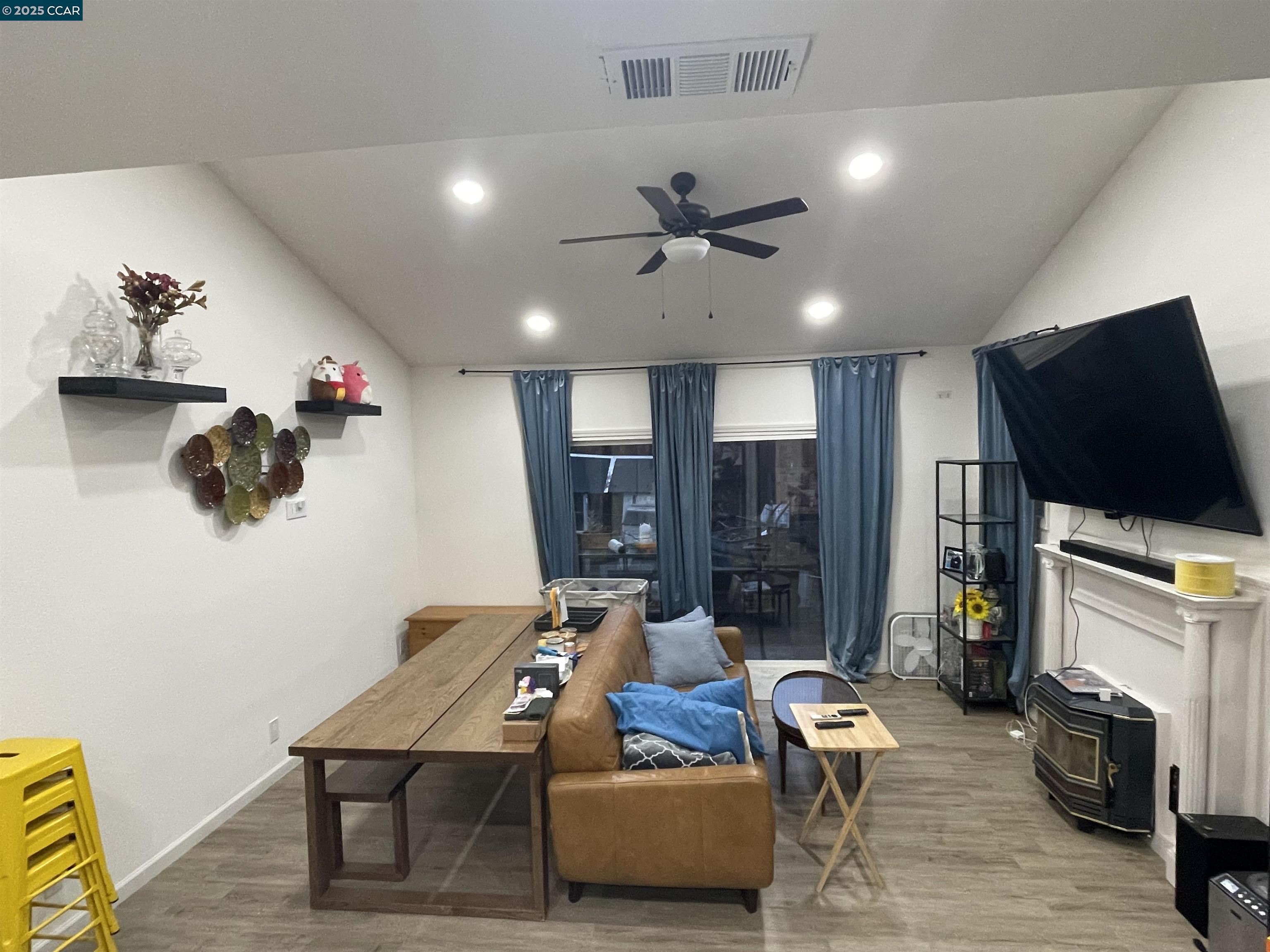 Detail Gallery Image 6 of 7 For 2347 Pinnacle Dr, Martinez,  CA 94553 - 3 Beds | 2 Baths