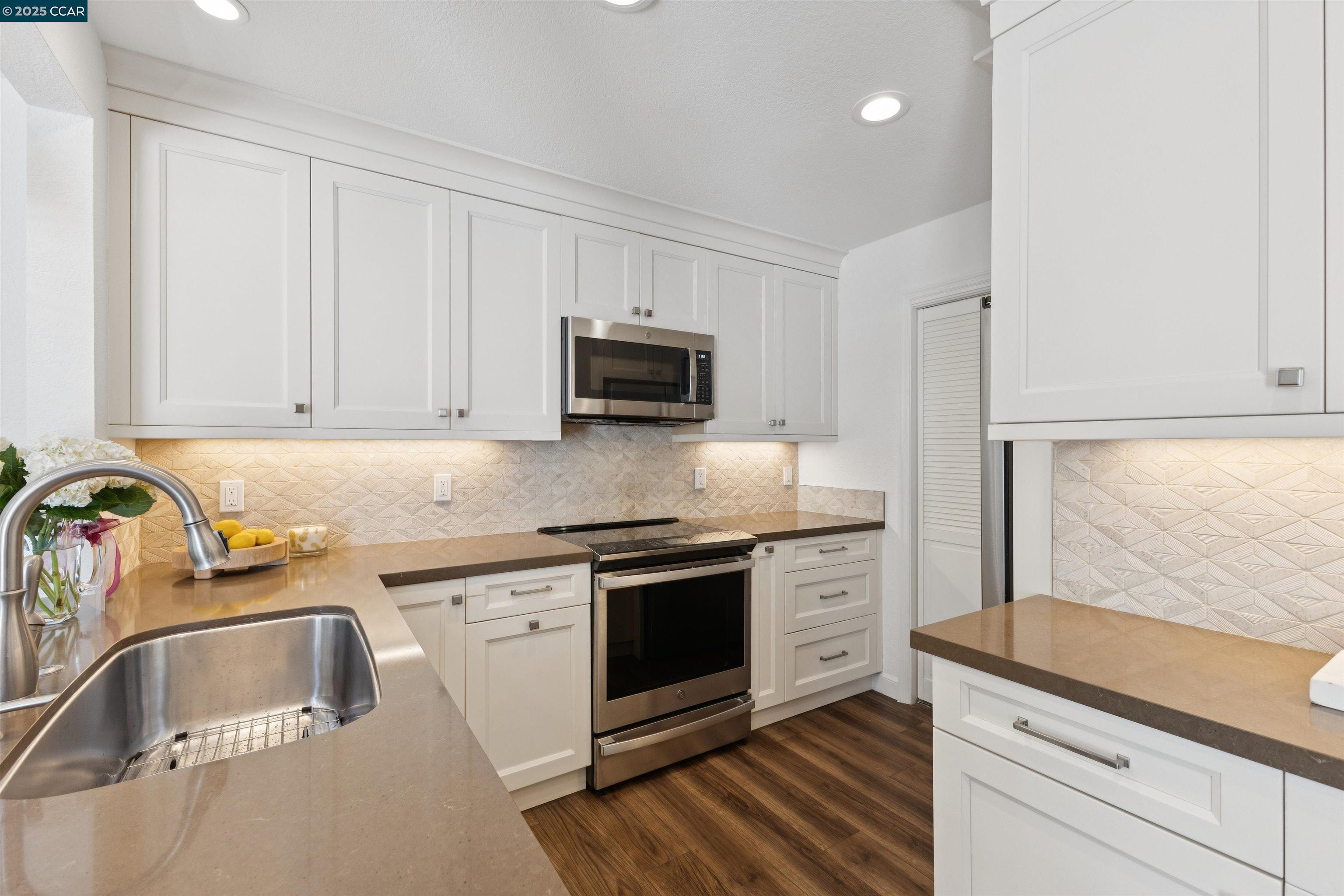 Detail Gallery Image 12 of 28 For 7 Songbird Ct, Lafayette,  CA 94549 - 2 Beds | 2/1 Baths