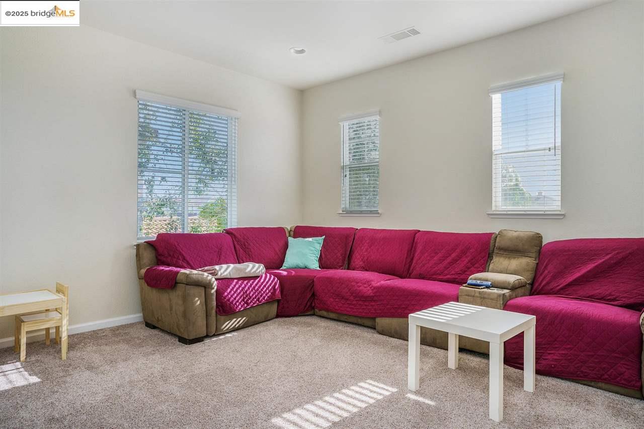 Detail Gallery Image 25 of 38 For 1040 Morning Glory Way, Oakley,  CA 94561 - 5 Beds | 3/1 Baths