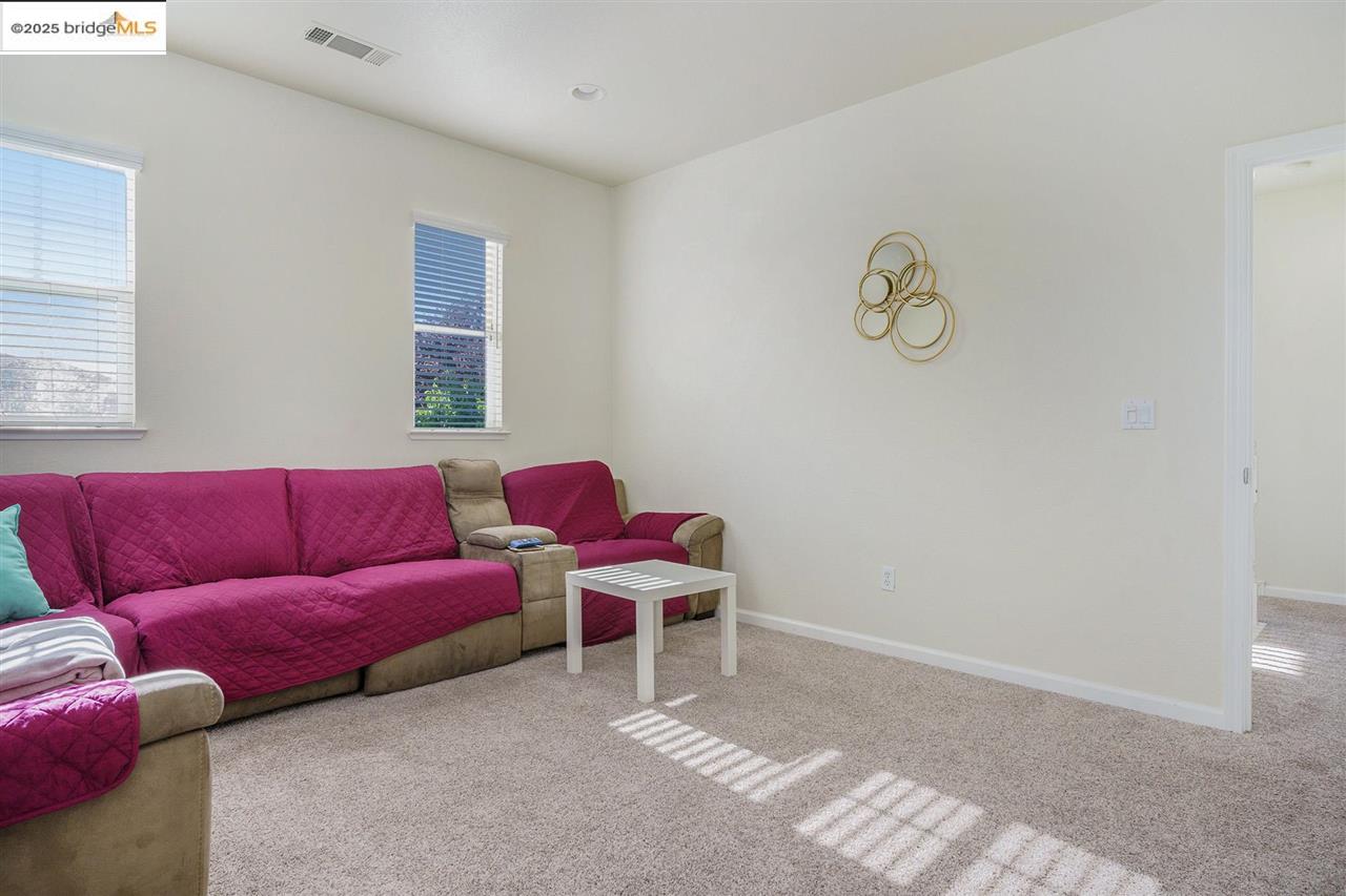 Detail Gallery Image 26 of 38 For 1040 Morning Glory Way, Oakley,  CA 94561 - 5 Beds | 3/1 Baths