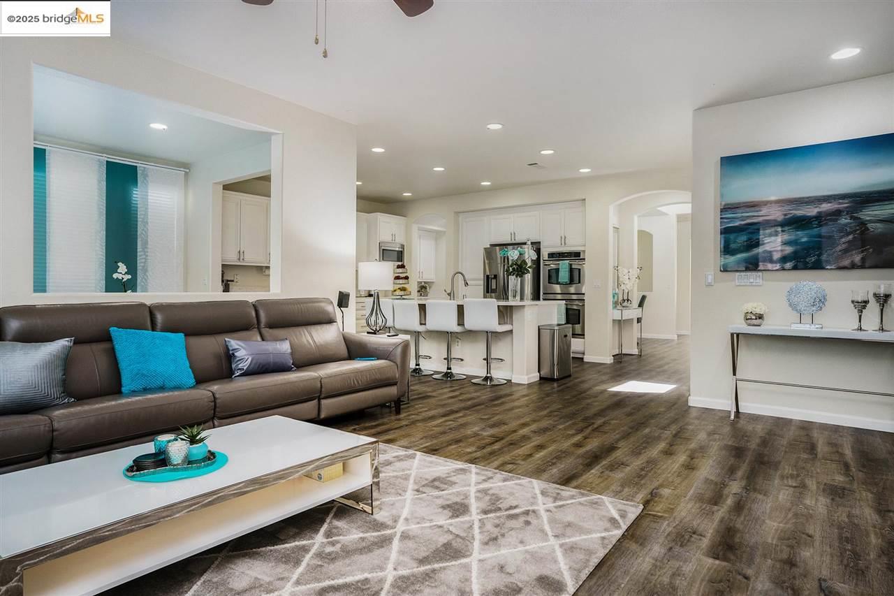 Detail Gallery Image 4 of 38 For 1040 Morning Glory Way, Oakley,  CA 94561 - 5 Beds | 3/1 Baths
