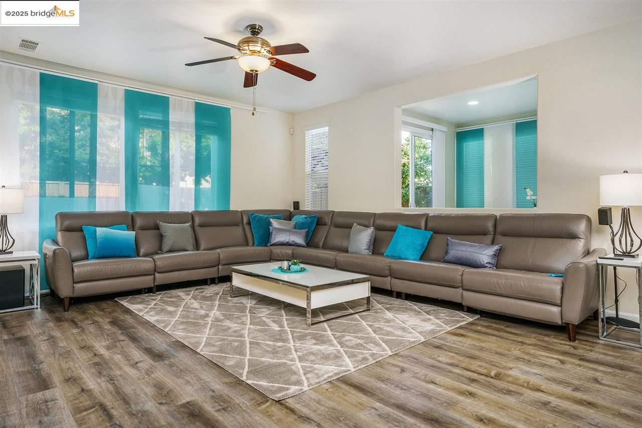 Detail Gallery Image 5 of 38 For 1040 Morning Glory Way, Oakley,  CA 94561 - 5 Beds | 3/1 Baths