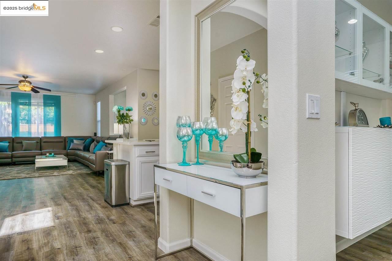 Detail Gallery Image 7 of 38 For 1040 Morning Glory Way, Oakley,  CA 94561 - 5 Beds | 3/1 Baths