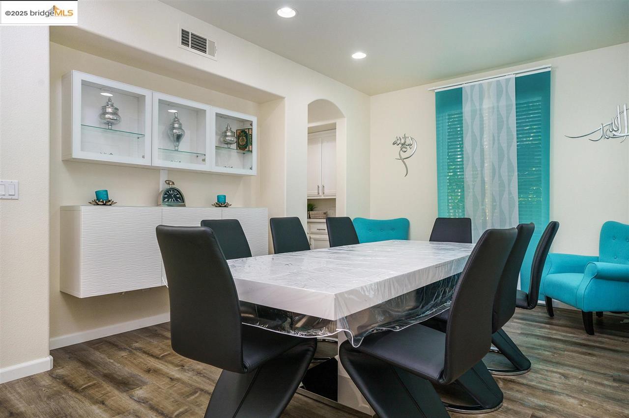 Detail Gallery Image 10 of 38 For 1040 Morning Glory Way, Oakley,  CA 94561 - 5 Beds | 3/1 Baths