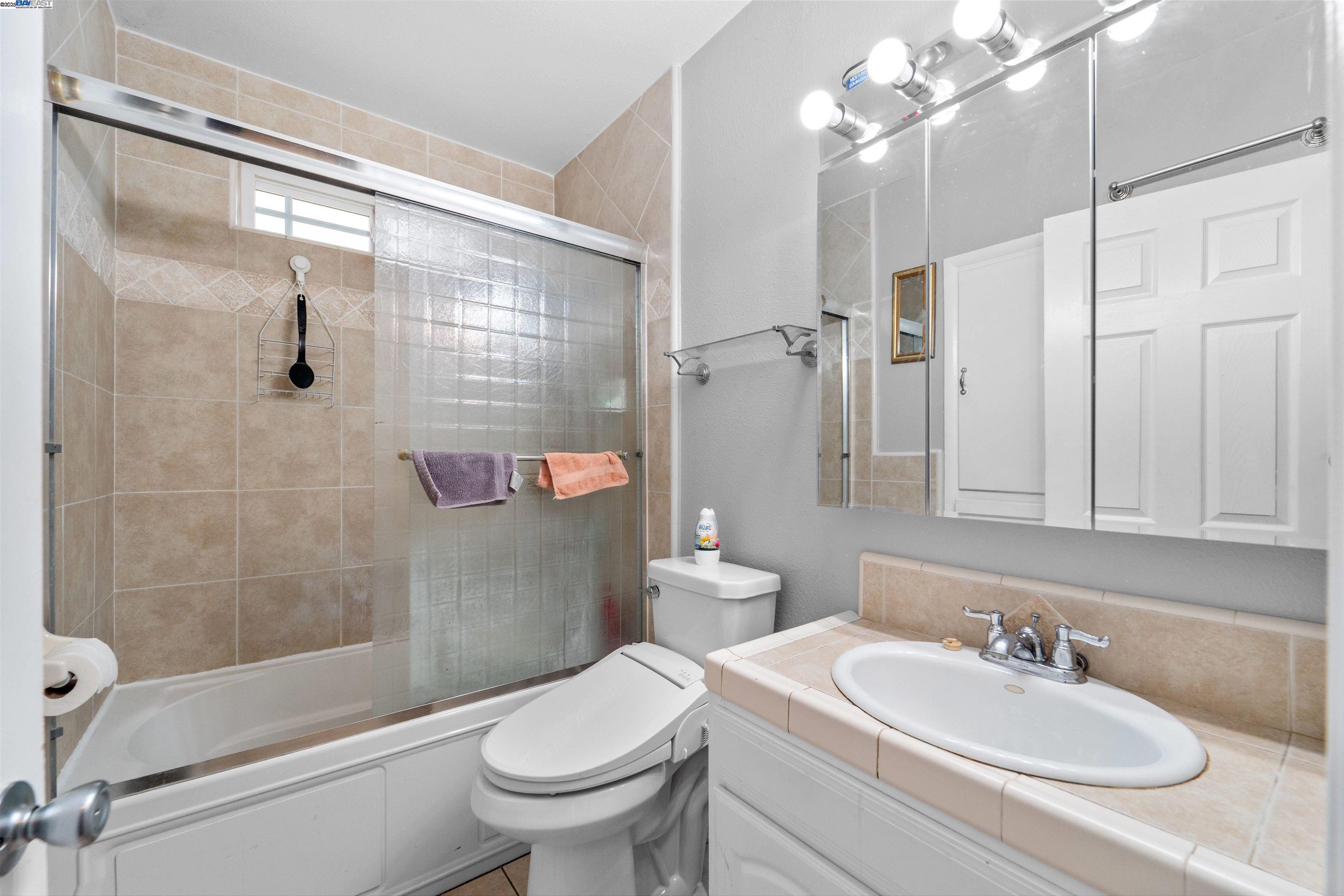 Detail Gallery Image 12 of 23 For 357 White Dr, Hayward,  CA 94544 - 3 Beds | 2 Baths