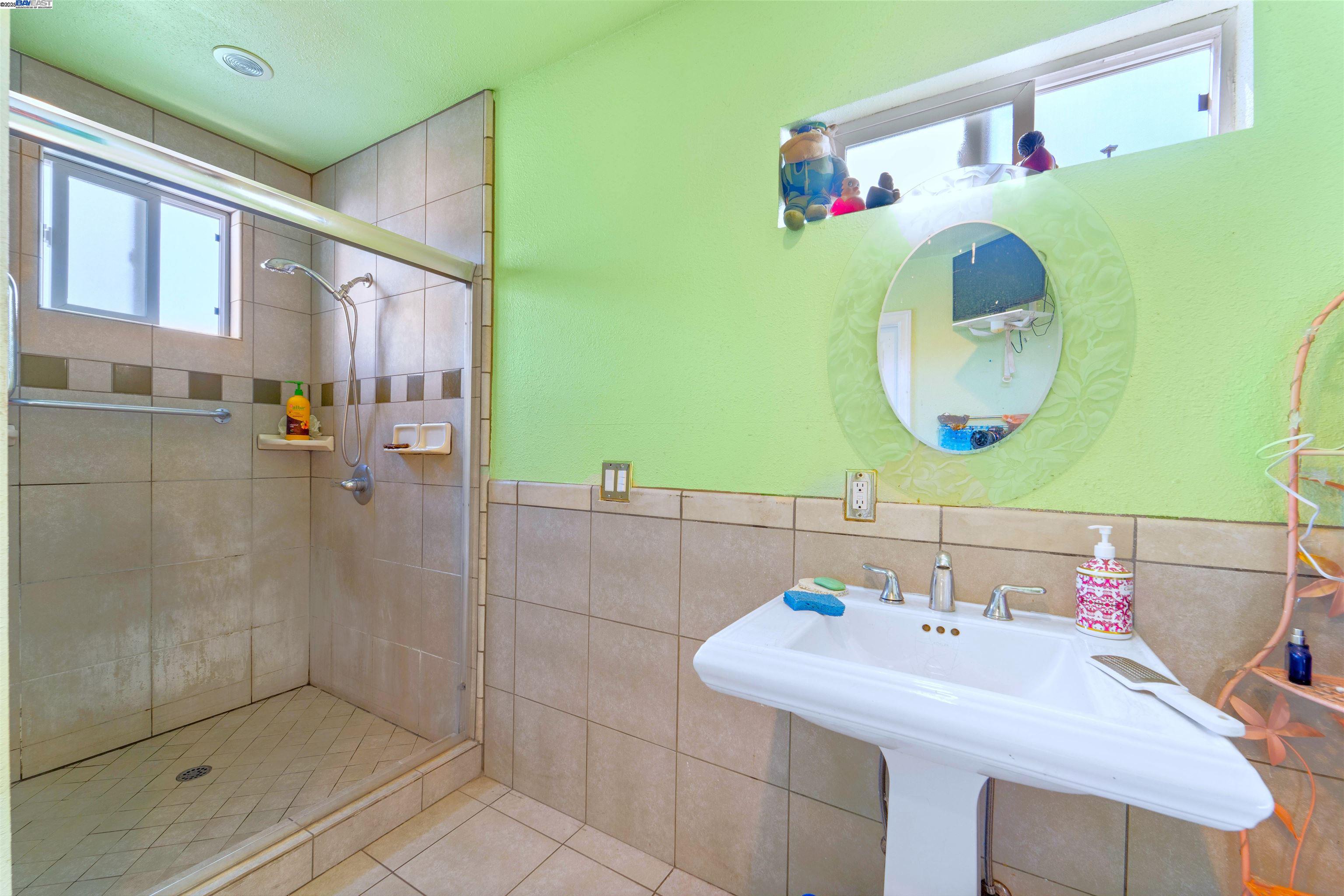 Detail Gallery Image 16 of 23 For 357 White Dr, Hayward,  CA 94544 - 3 Beds | 2 Baths