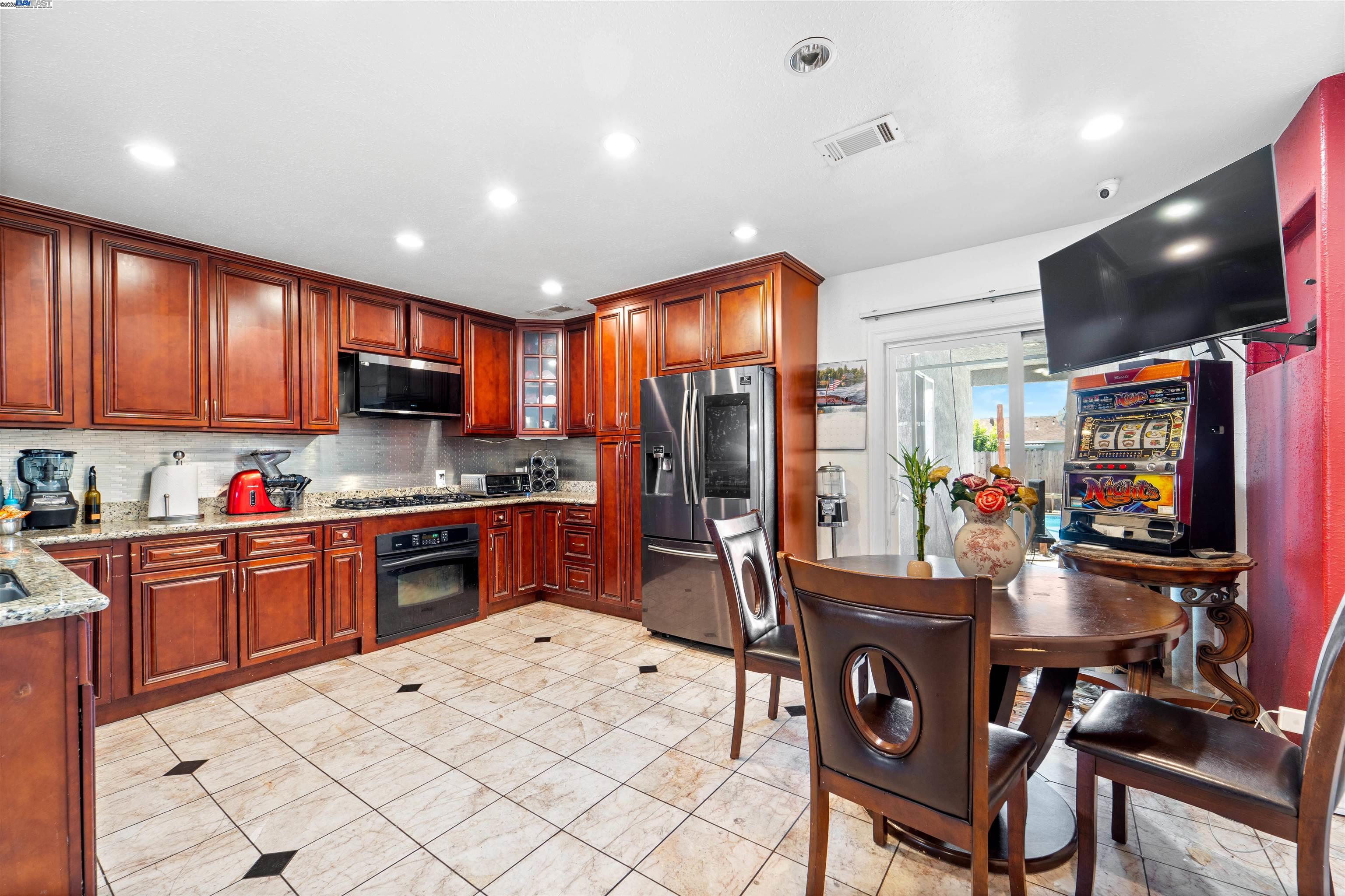 Detail Gallery Image 7 of 23 For 357 White Dr, Hayward,  CA 94544 - 3 Beds | 2 Baths