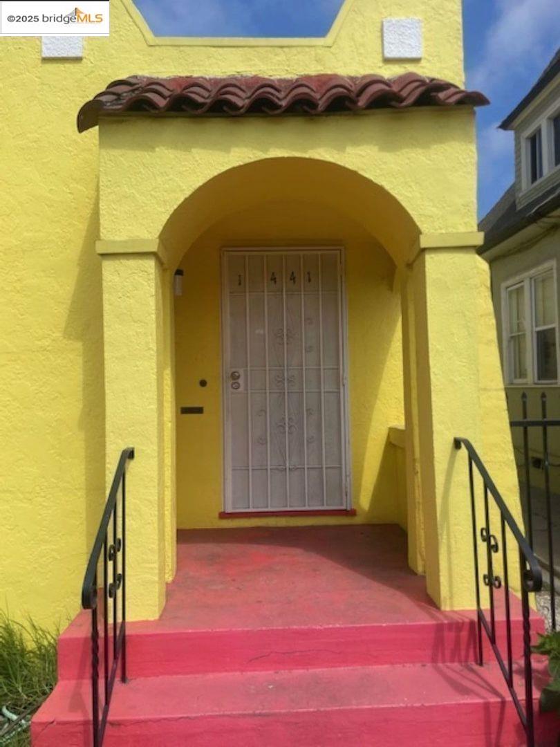 Detail Gallery Image 2 of 10 For 1441 88th Ave, Oakland,  CA 94621 - 2 Beds | 1 Baths