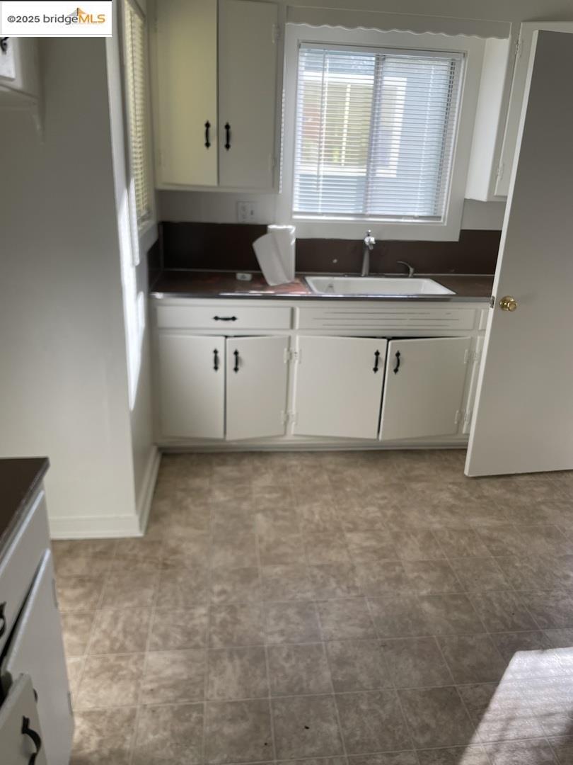 Detail Gallery Image 3 of 10 For 1441 88th Ave, Oakland,  CA 94621 - 2 Beds | 1 Baths