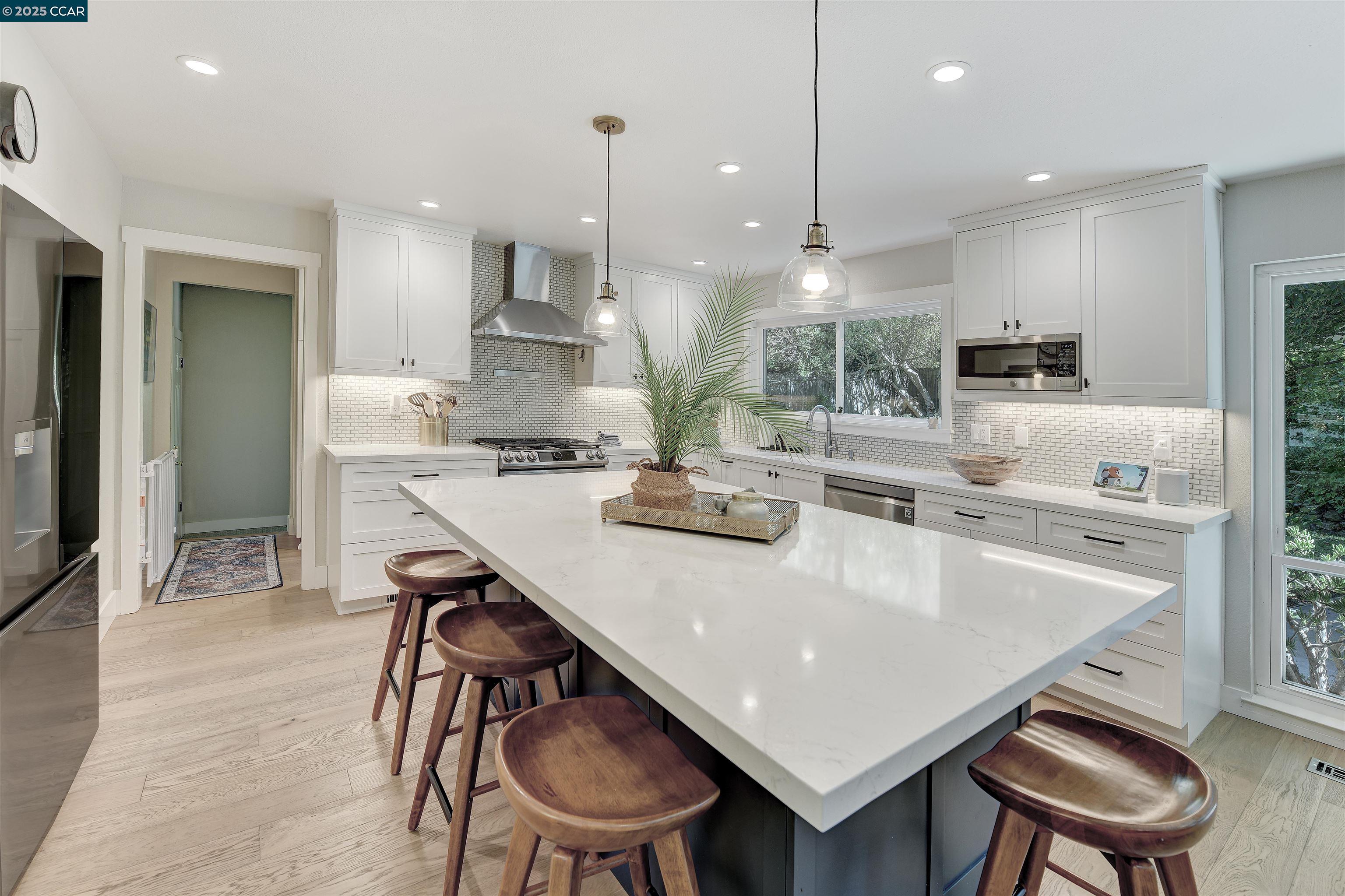 Detail Gallery Image 16 of 59 For 235 Appalachian Dr, Martinez,  CA 94553 - 5 Beds | 2/1 Baths