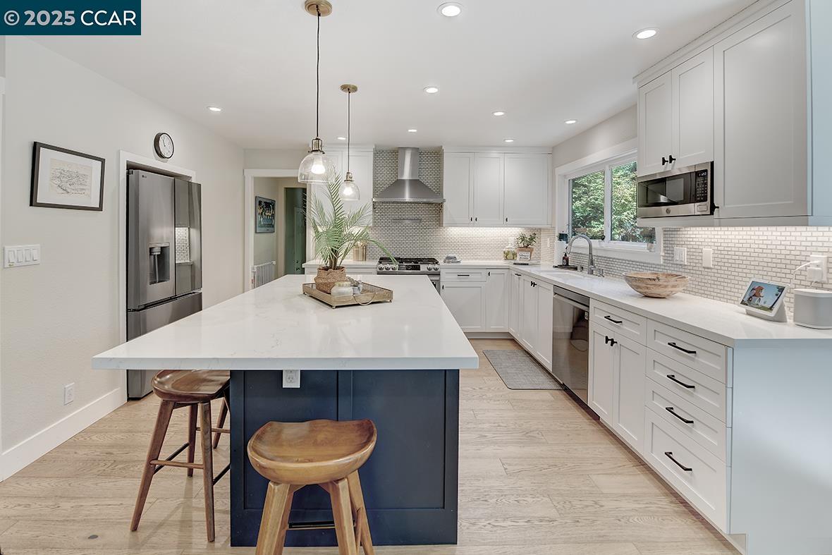 Detail Gallery Image 17 of 59 For 235 Appalachian Dr, Martinez,  CA 94553 - 5 Beds | 2/1 Baths