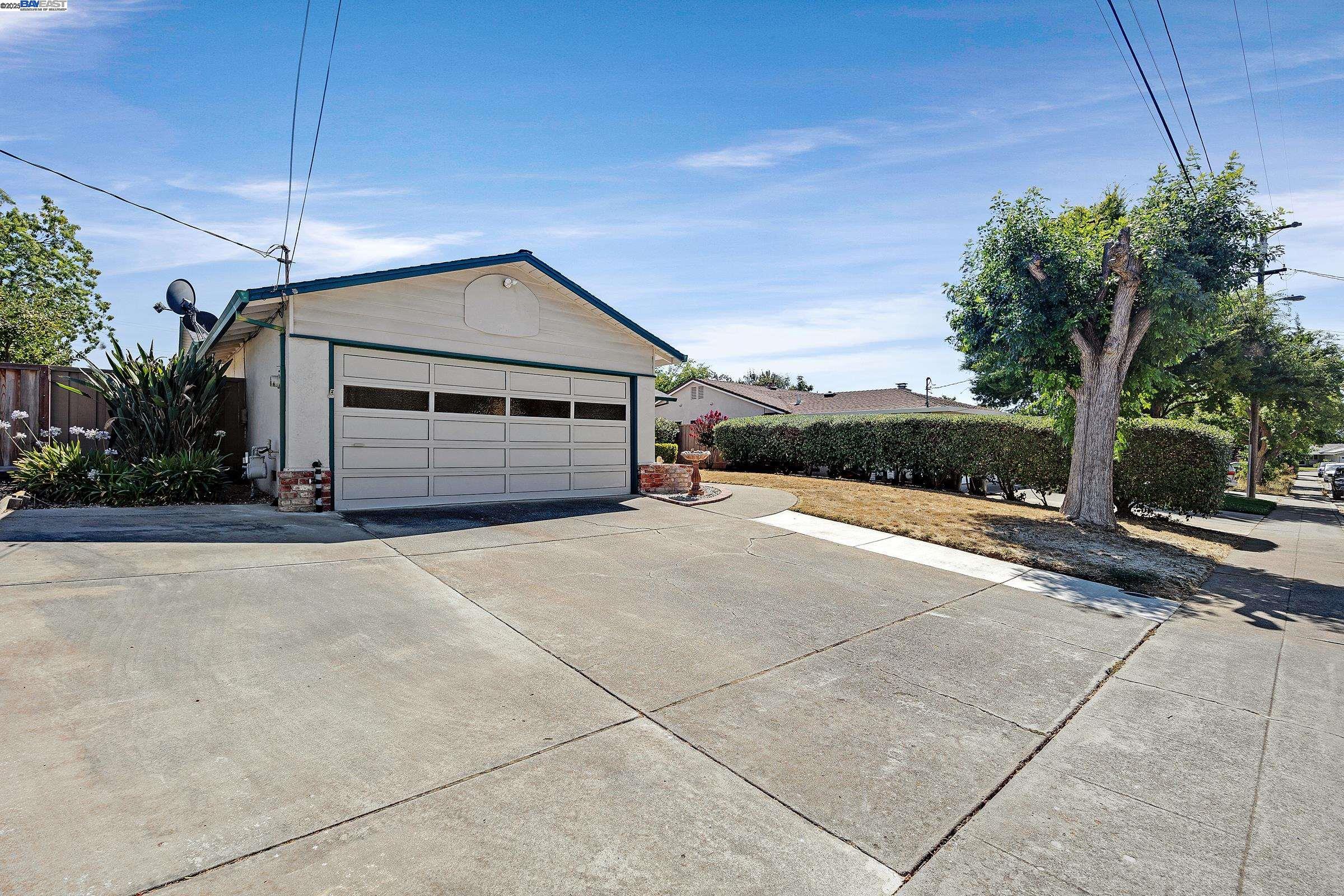 Detail Gallery Image 3 of 26 For 967 Miranda Way, Livermore,  CA 94550 - 4 Beds | 2 Baths