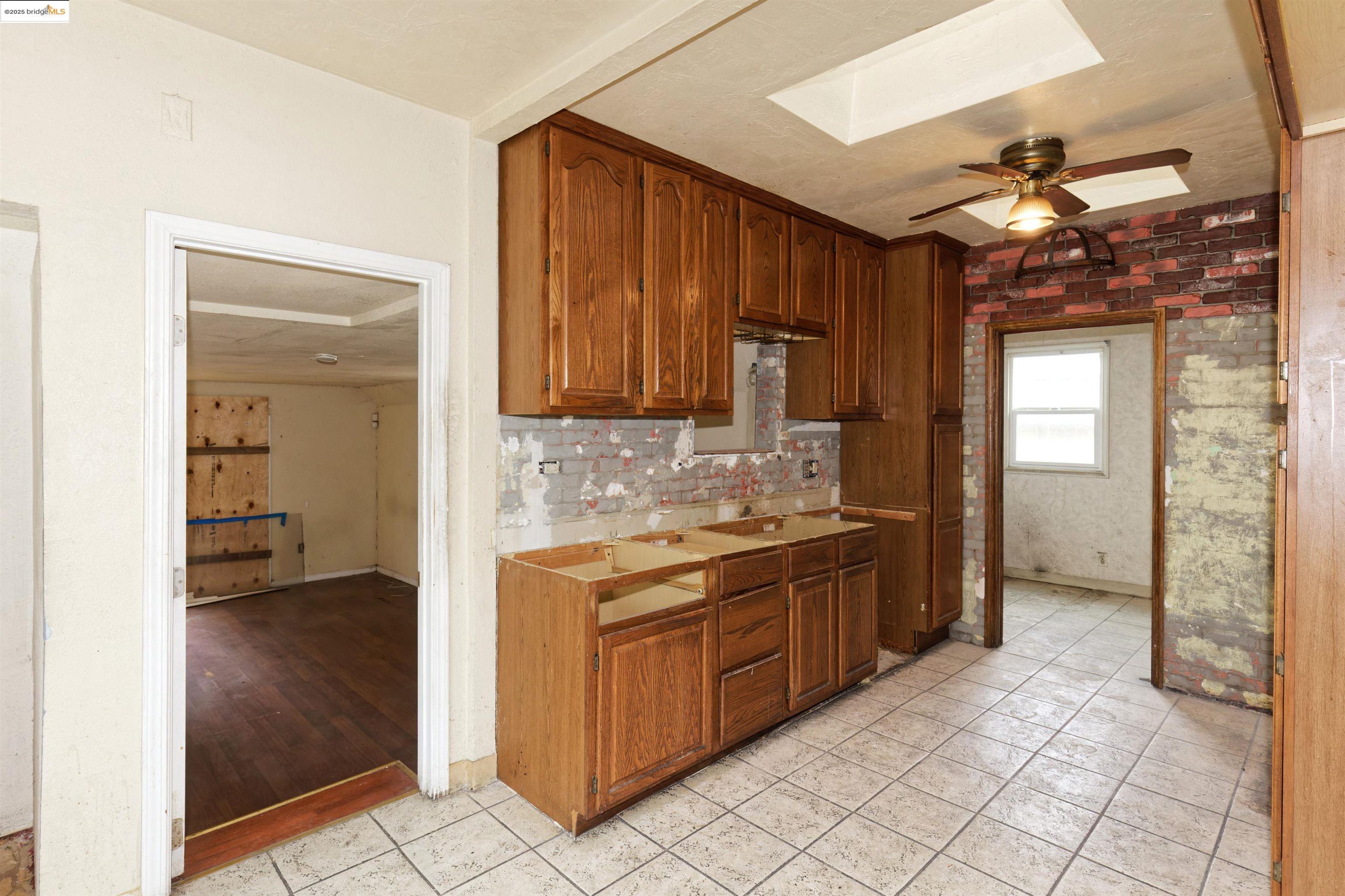 Detail Gallery Image 15 of 26 For 2762 76th Ave, Oakland,  CA 94605 - 3 Beds | 2 Baths