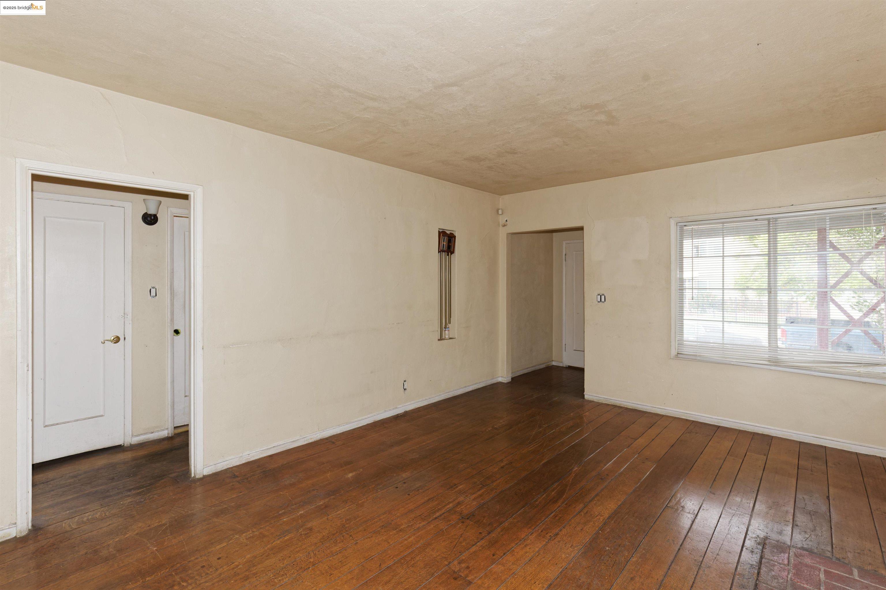 Detail Gallery Image 3 of 26 For 2762 76th Ave, Oakland,  CA 94605 - 3 Beds | 2 Baths