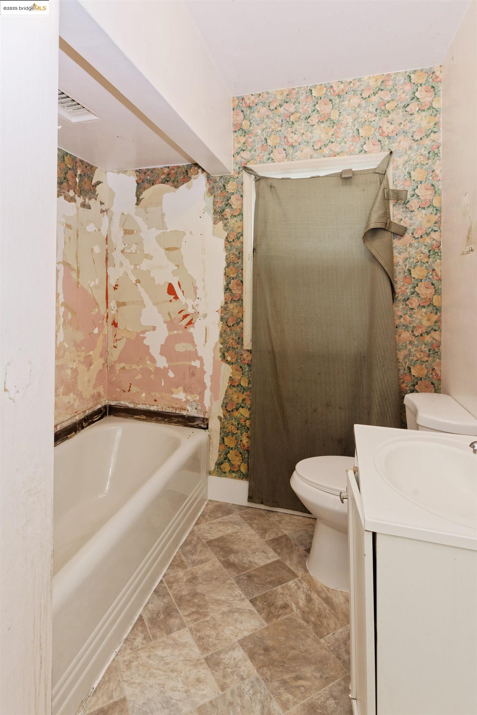 Detail Gallery Image 10 of 26 For 2762 76th Ave, Oakland,  CA 94605 - 3 Beds | 2 Baths
