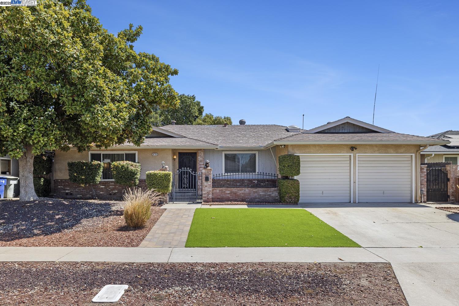 Detail Gallery Image 1 of 40 For 6578 N Callisch, Fresno,  CA 93710-3904 - 3 Beds | 2/1 Baths