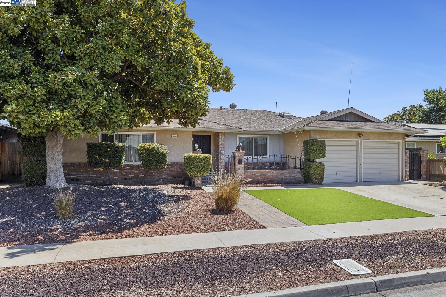 Detail Gallery Image 2 of 40 For 6578 N Callisch, Fresno,  CA 93710-3904 - 3 Beds | 2/1 Baths