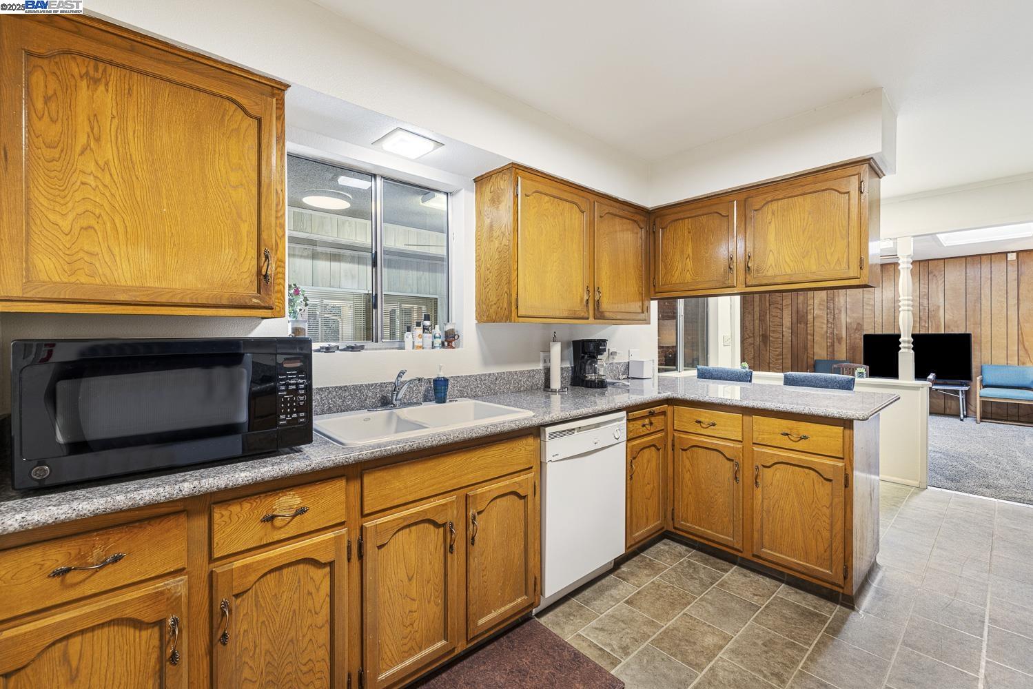 Detail Gallery Image 10 of 40 For 6578 N Callisch, Fresno,  CA 93710-3904 - 3 Beds | 2/1 Baths