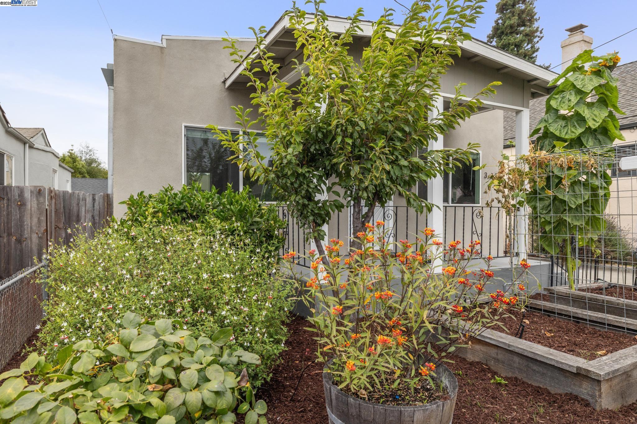 Detail Gallery Image 2 of 47 For 332 W Broadmoor Blvd, San Leandro,  CA 94577 - 3 Beds | 2 Baths