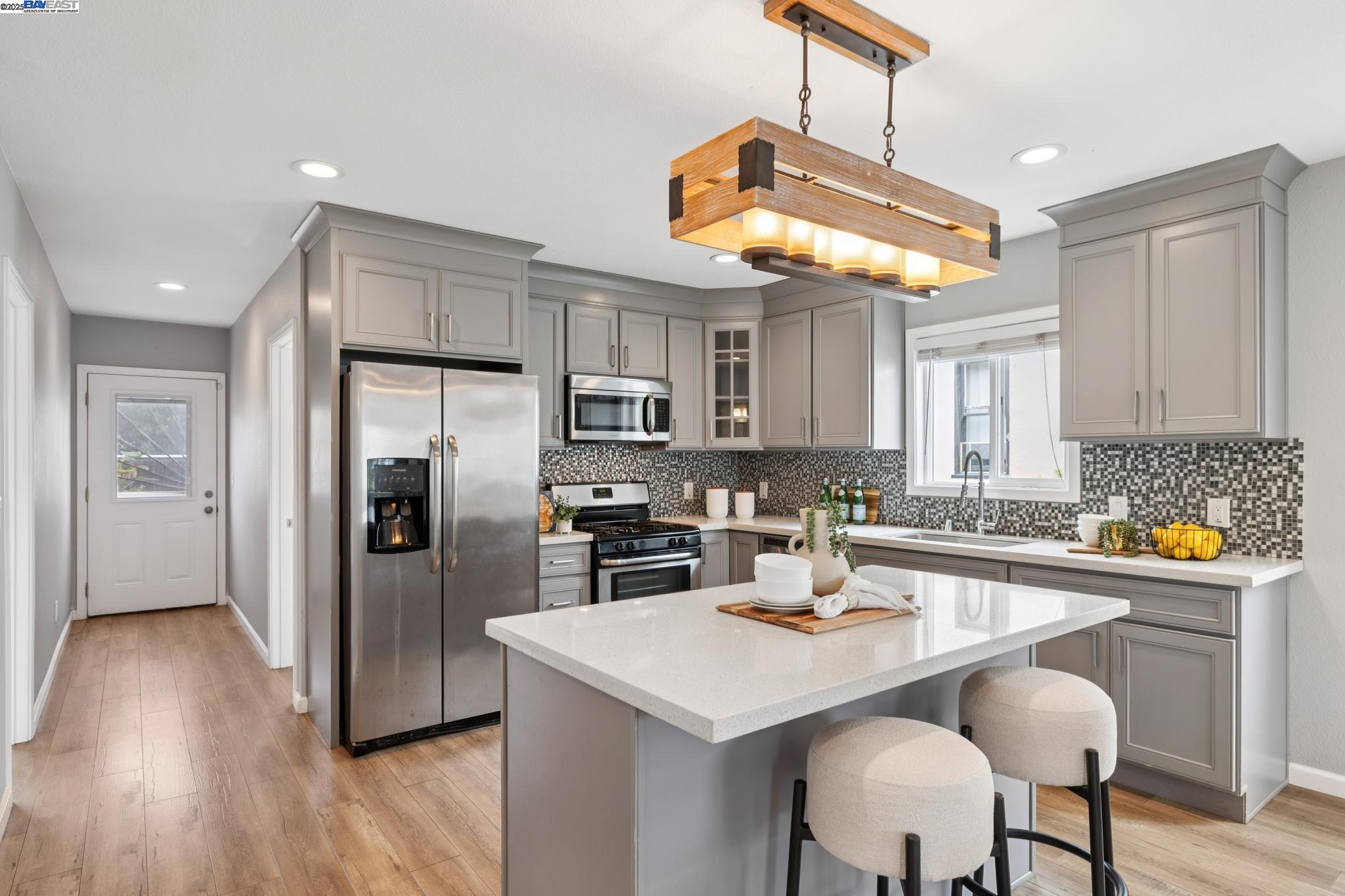 Detail Gallery Image 14 of 47 For 332 W Broadmoor Blvd, San Leandro,  CA 94577 - 3 Beds | 2 Baths