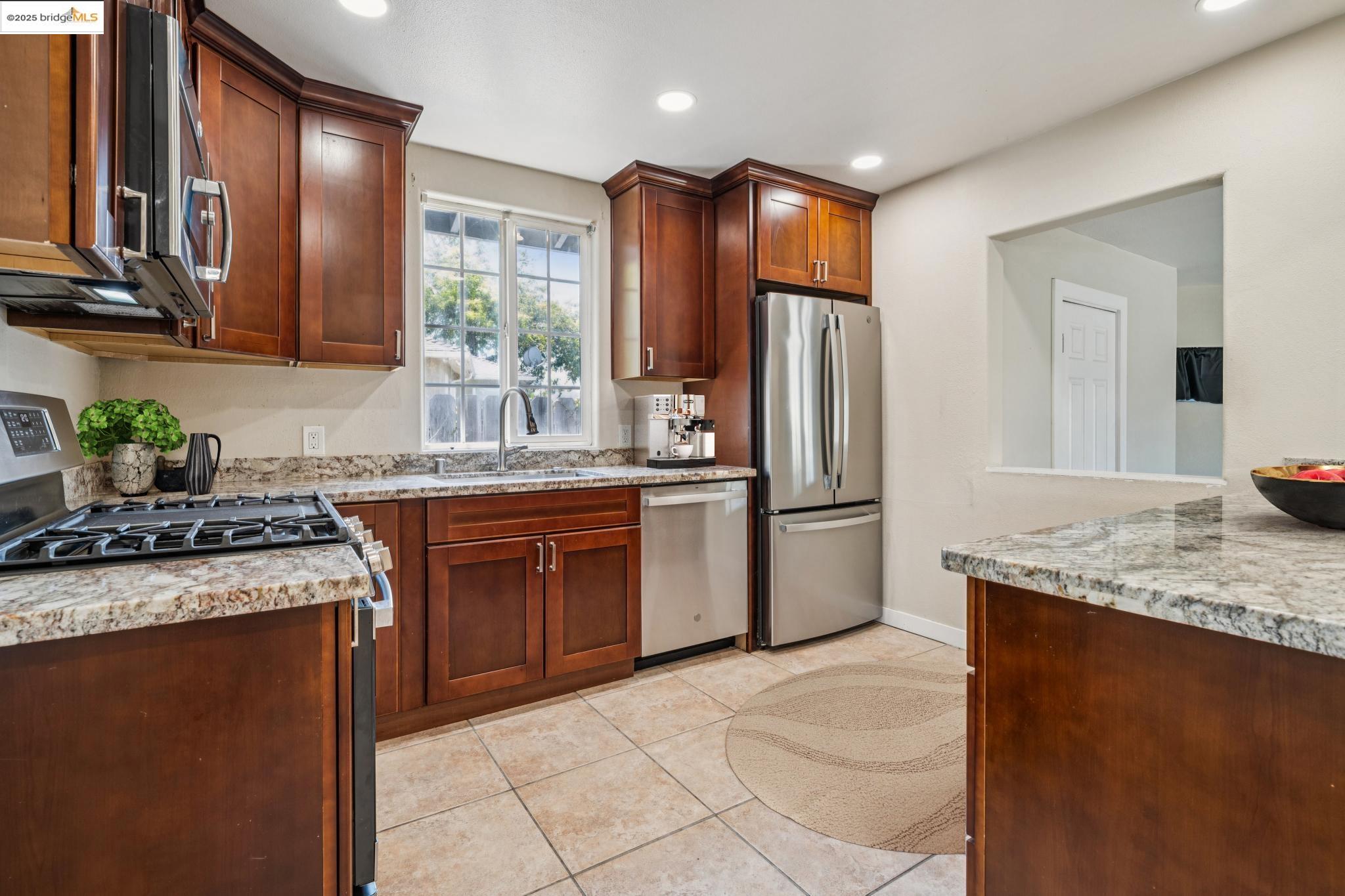 Detail Gallery Image 8 of 33 For 17761 via Arriba, San Lorenzo,  CA 94580 - 3 Beds | 1 Baths