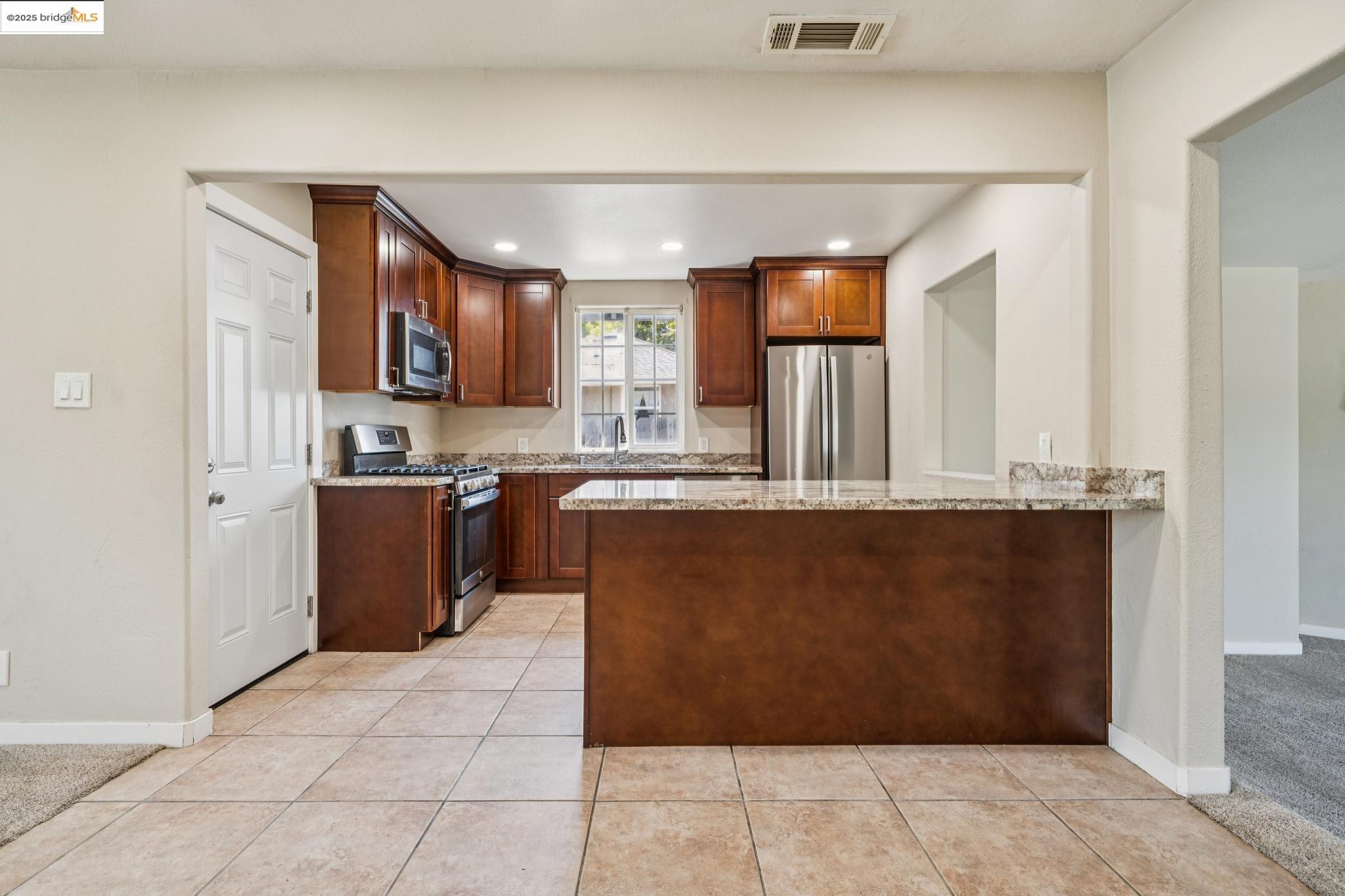 Detail Gallery Image 9 of 33 For 17761 via Arriba, San Lorenzo,  CA 94580 - 3 Beds | 1 Baths