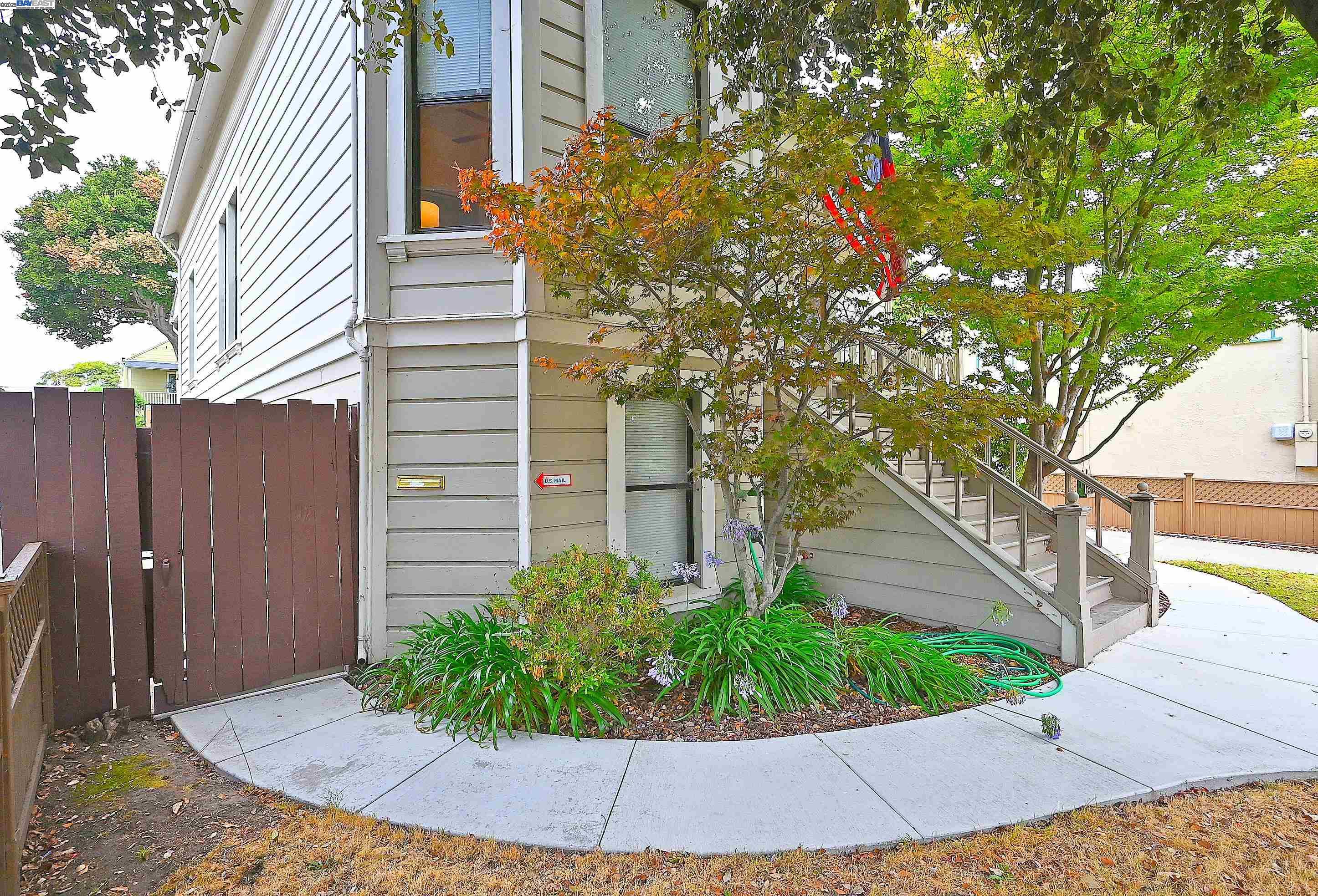 Detail Gallery Image 2 of 28 For 1613 Union St, Alameda,  CA 94501 - 2 Beds | 1 Baths