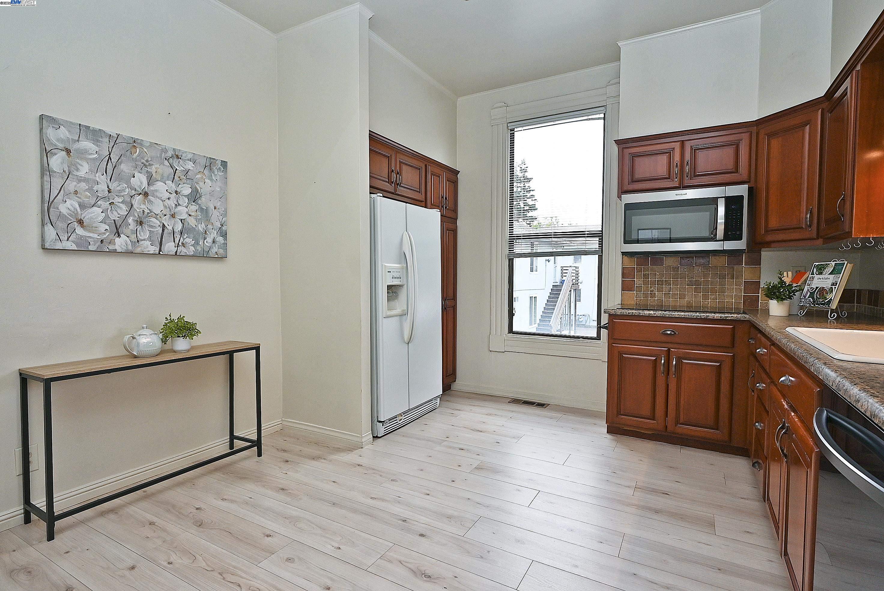 Detail Gallery Image 11 of 28 For 1613 Union St, Alameda,  CA 94501 - 2 Beds | 1 Baths