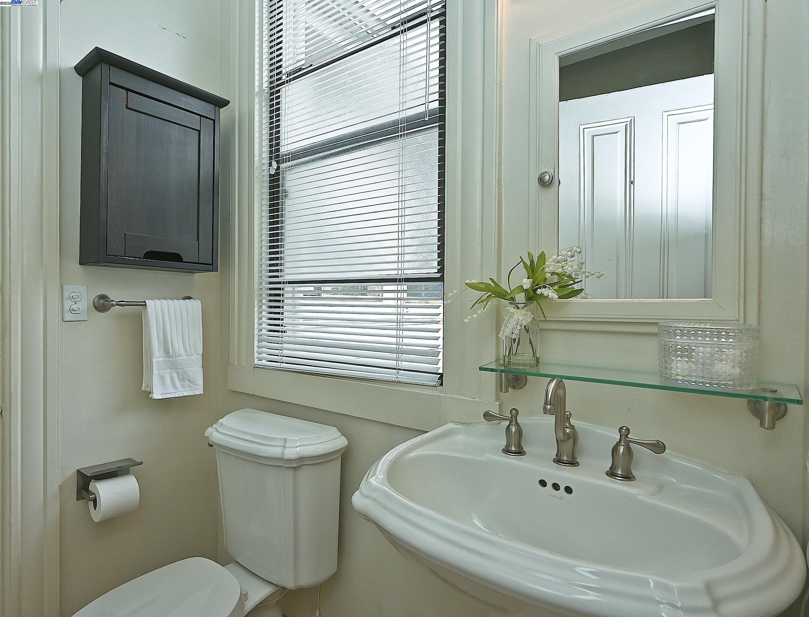 Detail Gallery Image 16 of 28 For 1613 Union St, Alameda,  CA 94501 - 2 Beds | 1 Baths