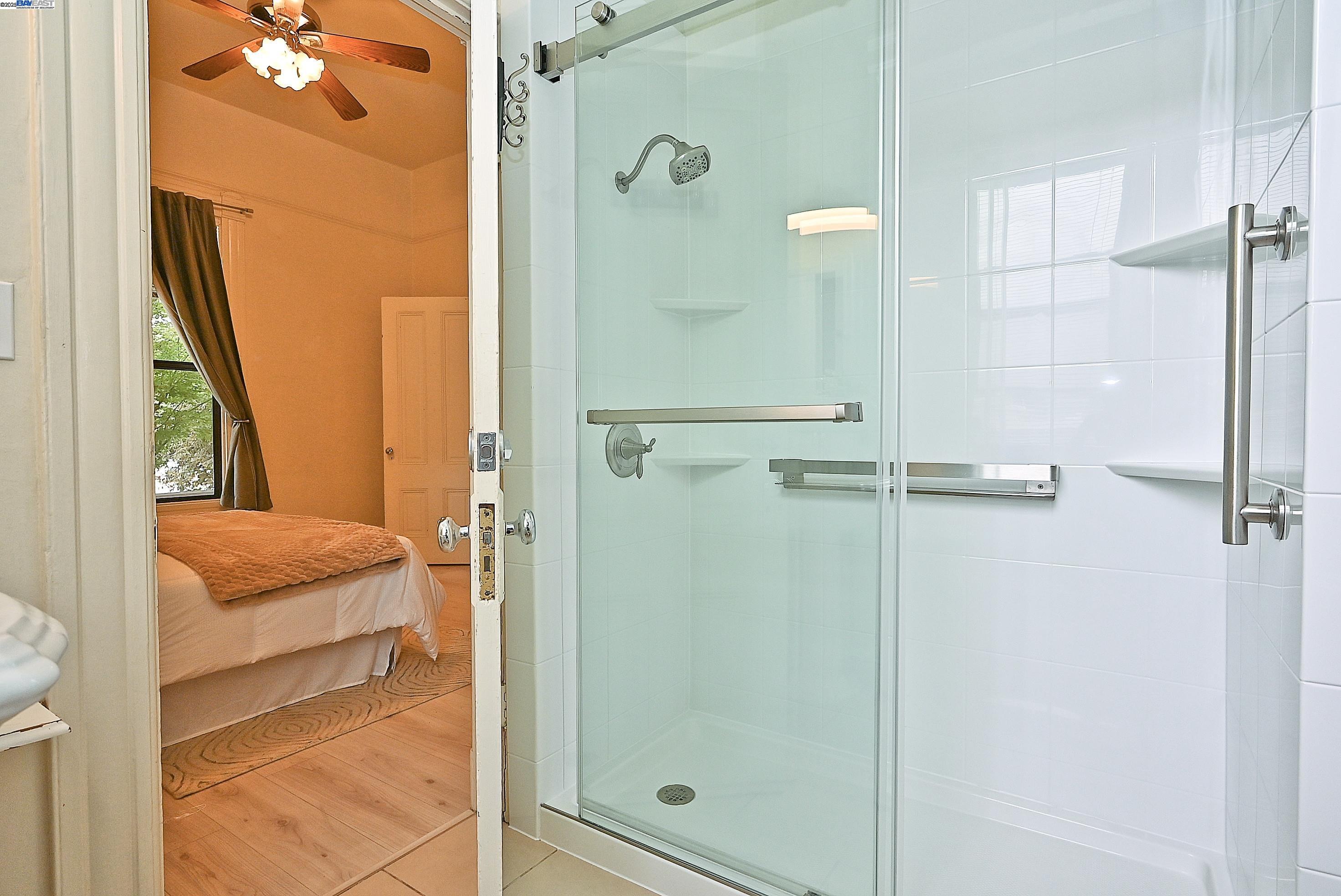 Detail Gallery Image 17 of 28 For 1613 Union St, Alameda,  CA 94501 - 2 Beds | 1 Baths