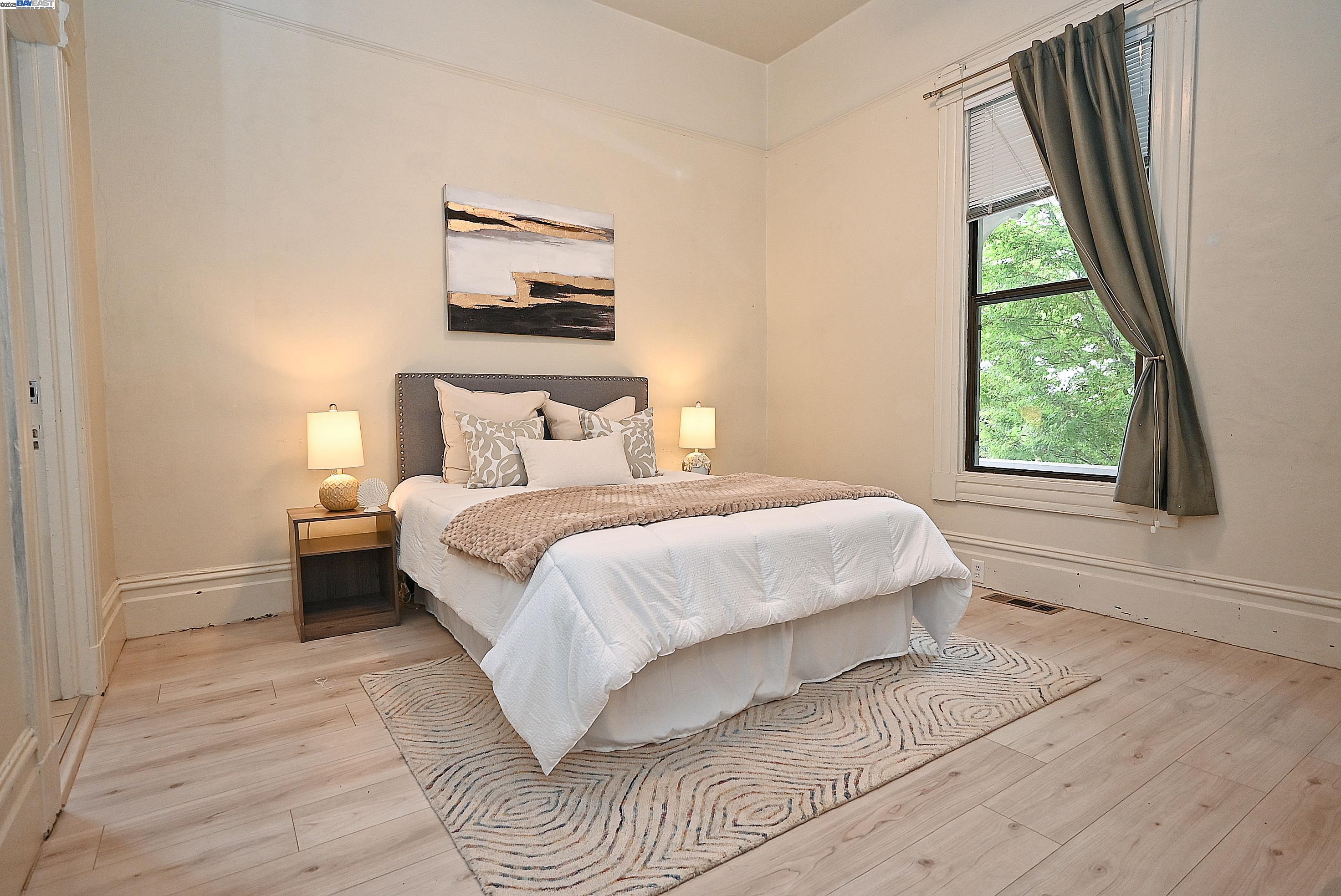 Detail Gallery Image 18 of 28 For 1613 Union St, Alameda,  CA 94501 - 2 Beds | 1 Baths