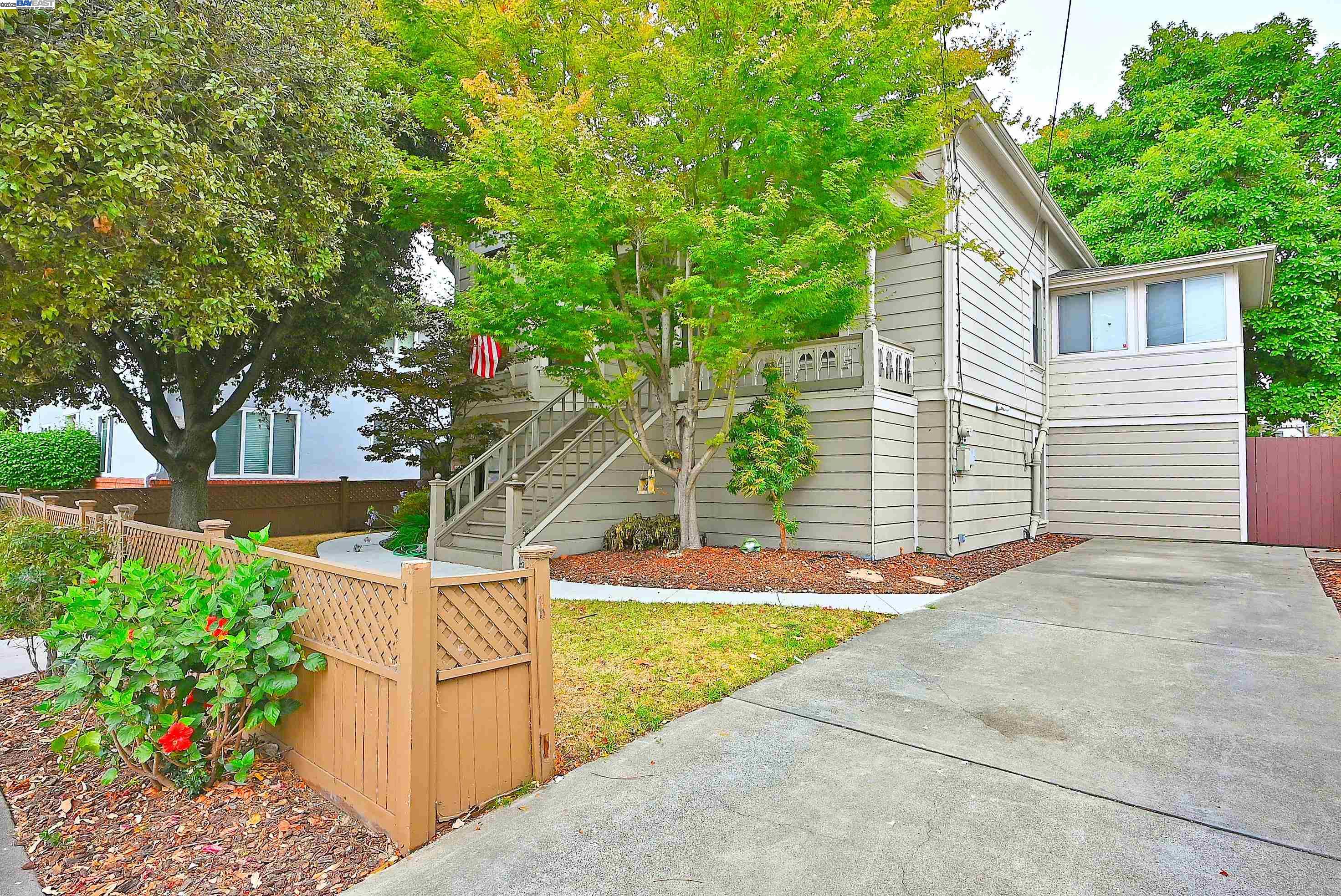 Detail Gallery Image 3 of 28 For 1613 Union St, Alameda,  CA 94501 - 2 Beds | 1 Baths