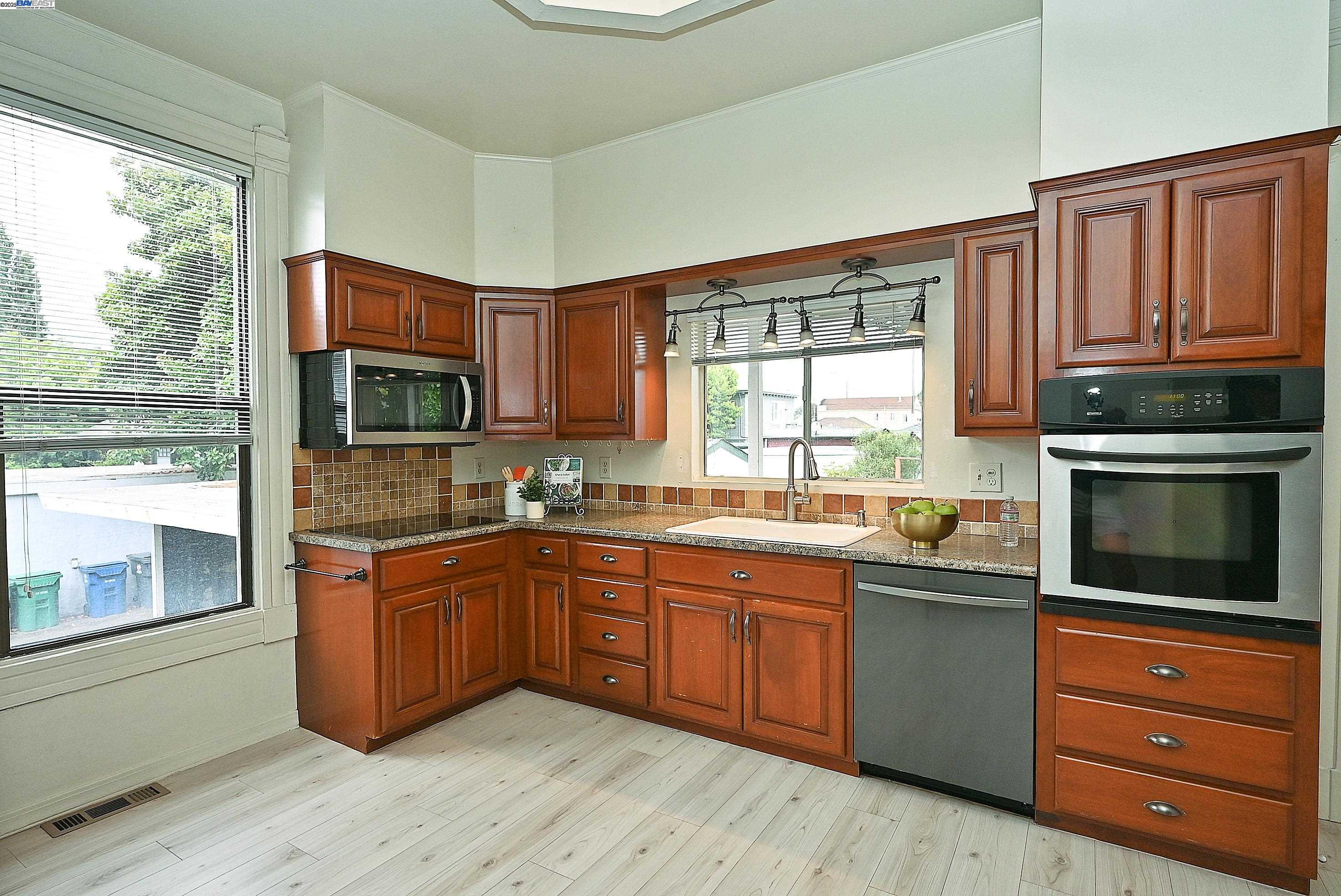 Detail Gallery Image 10 of 28 For 1613 Union St, Alameda,  CA 94501 - 2 Beds | 1 Baths