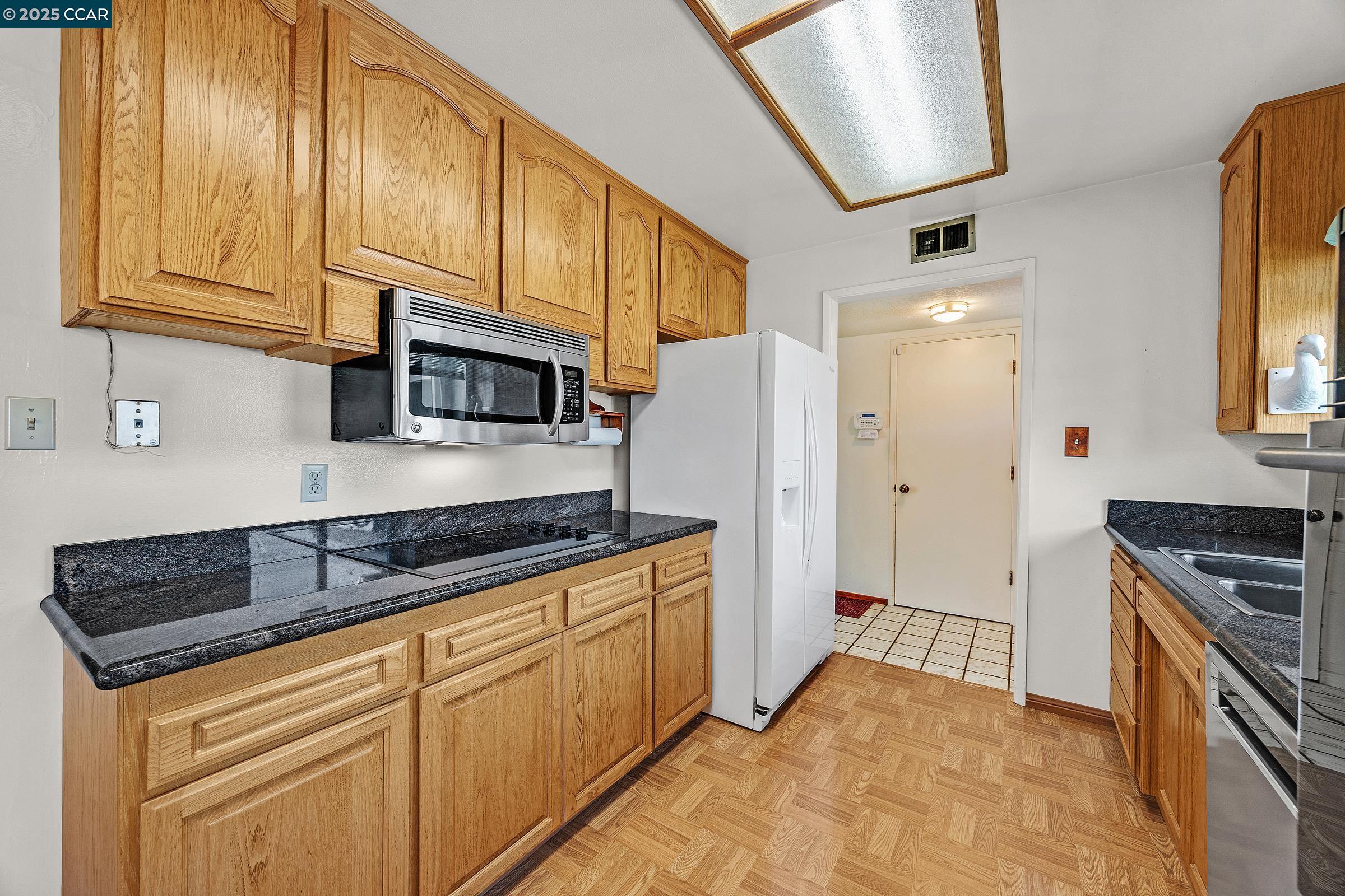 Detail Gallery Image 11 of 33 For 941 Kittery Way, Pinole,  CA 94564 - 4 Beds | 2 Baths