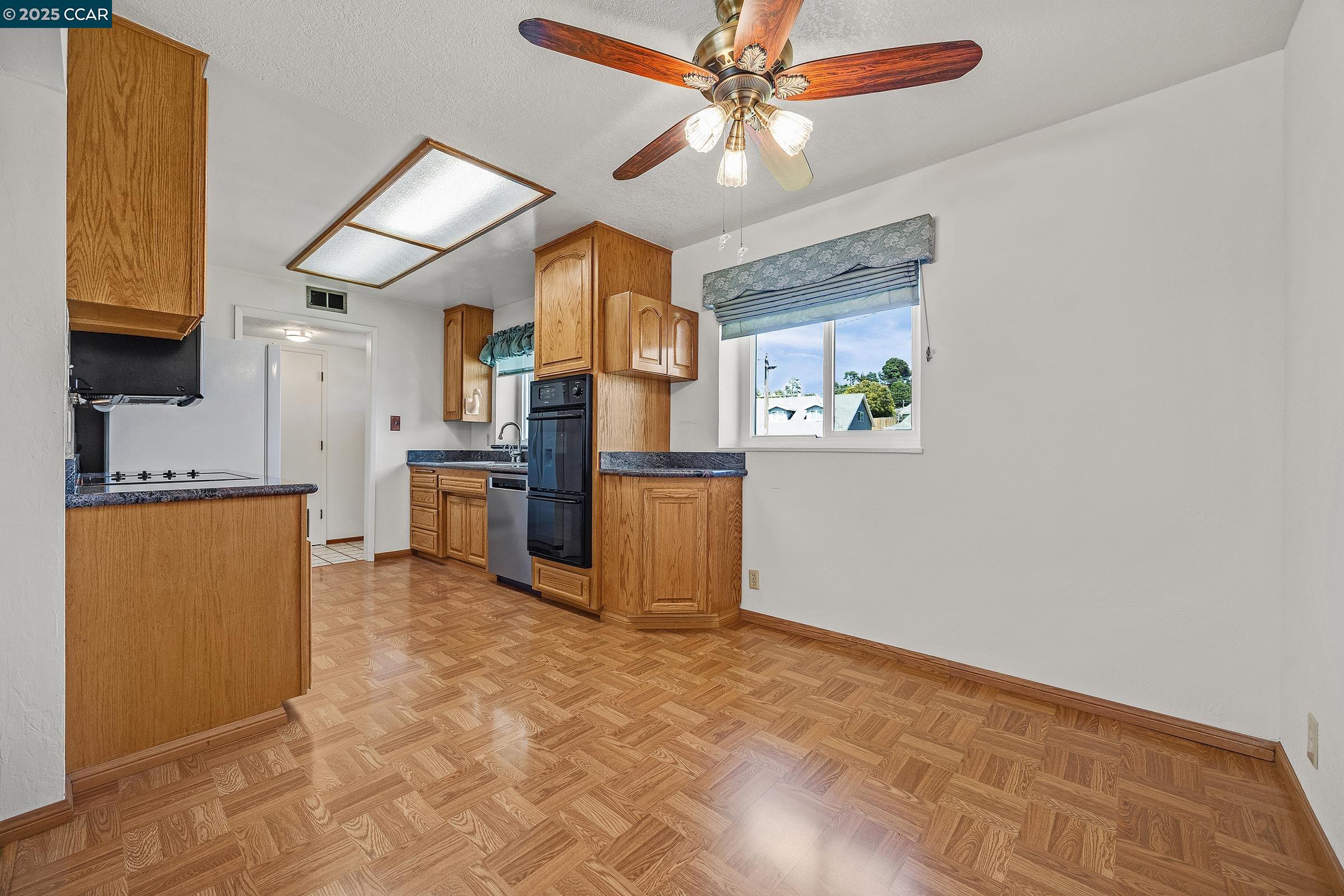 Detail Gallery Image 8 of 33 For 941 Kittery Way, Pinole,  CA 94564 - 4 Beds | 2 Baths