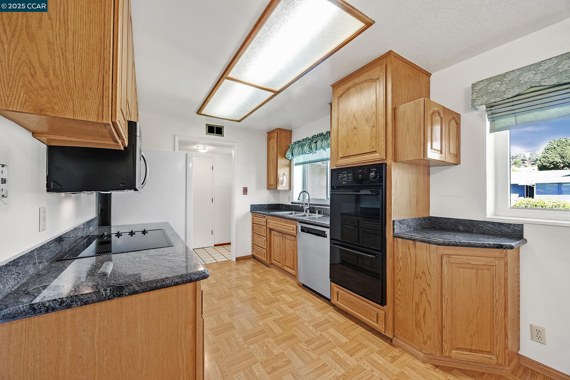 Detail Gallery Image 9 of 33 For 941 Kittery Way, Pinole,  CA 94564 - 4 Beds | 2 Baths