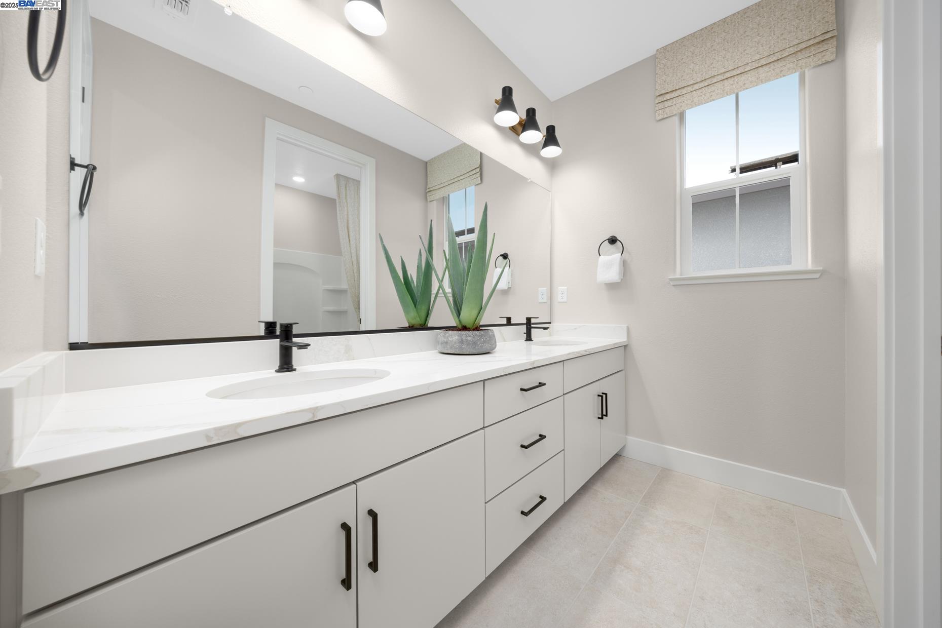 Detail Gallery Image 3 of 20 For 373 E Gobind Blvd, Mountain House,  CA 95391 - 5 Beds | 3/1 Baths