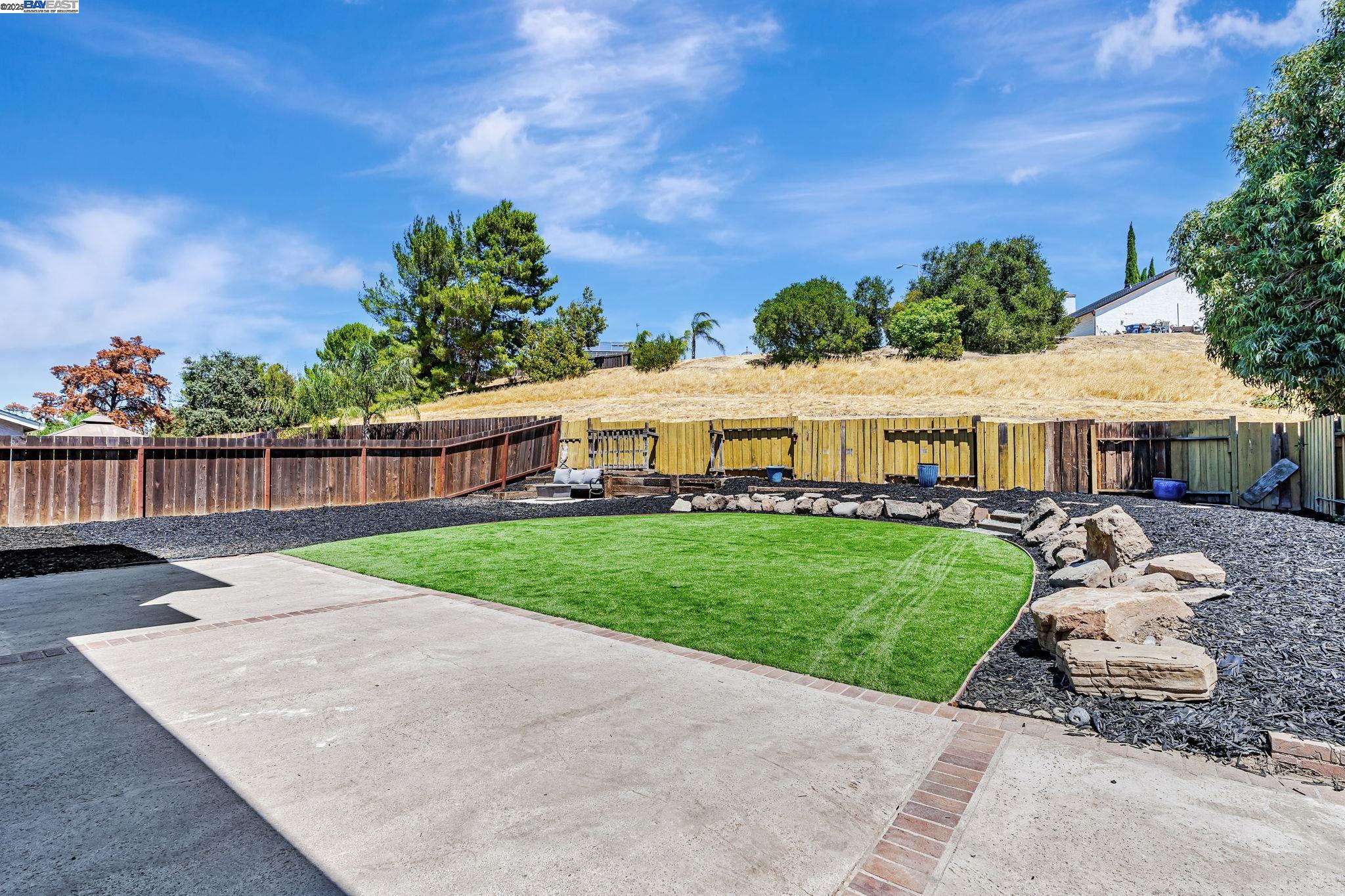 Detail Gallery Image 4 of 44 For 2819 Larkspur Dr, Antioch,  CA 94531 - 5 Beds | 3 Baths