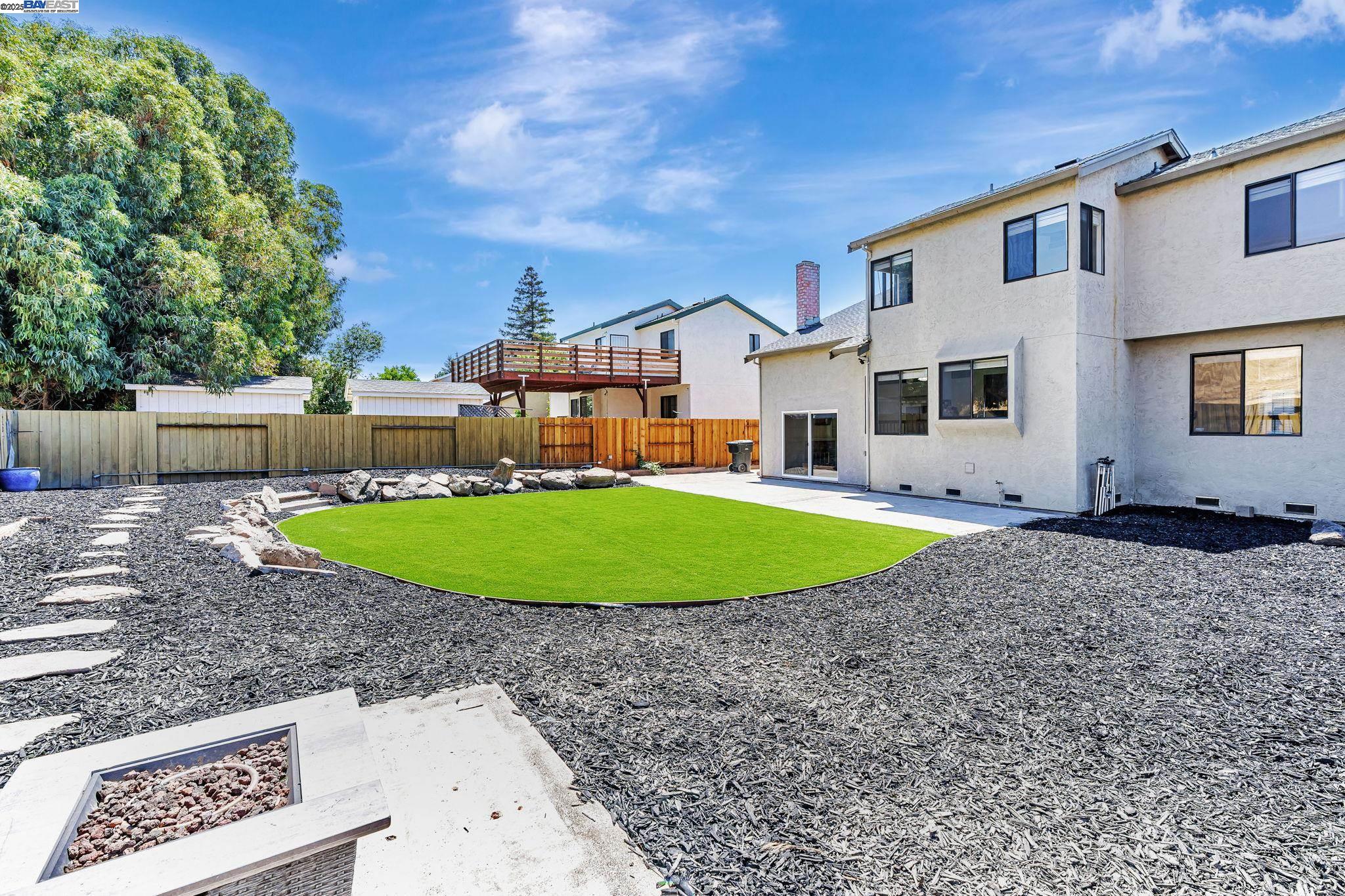 Detail Gallery Image 5 of 44 For 2819 Larkspur Dr, Antioch,  CA 94531 - 5 Beds | 3 Baths