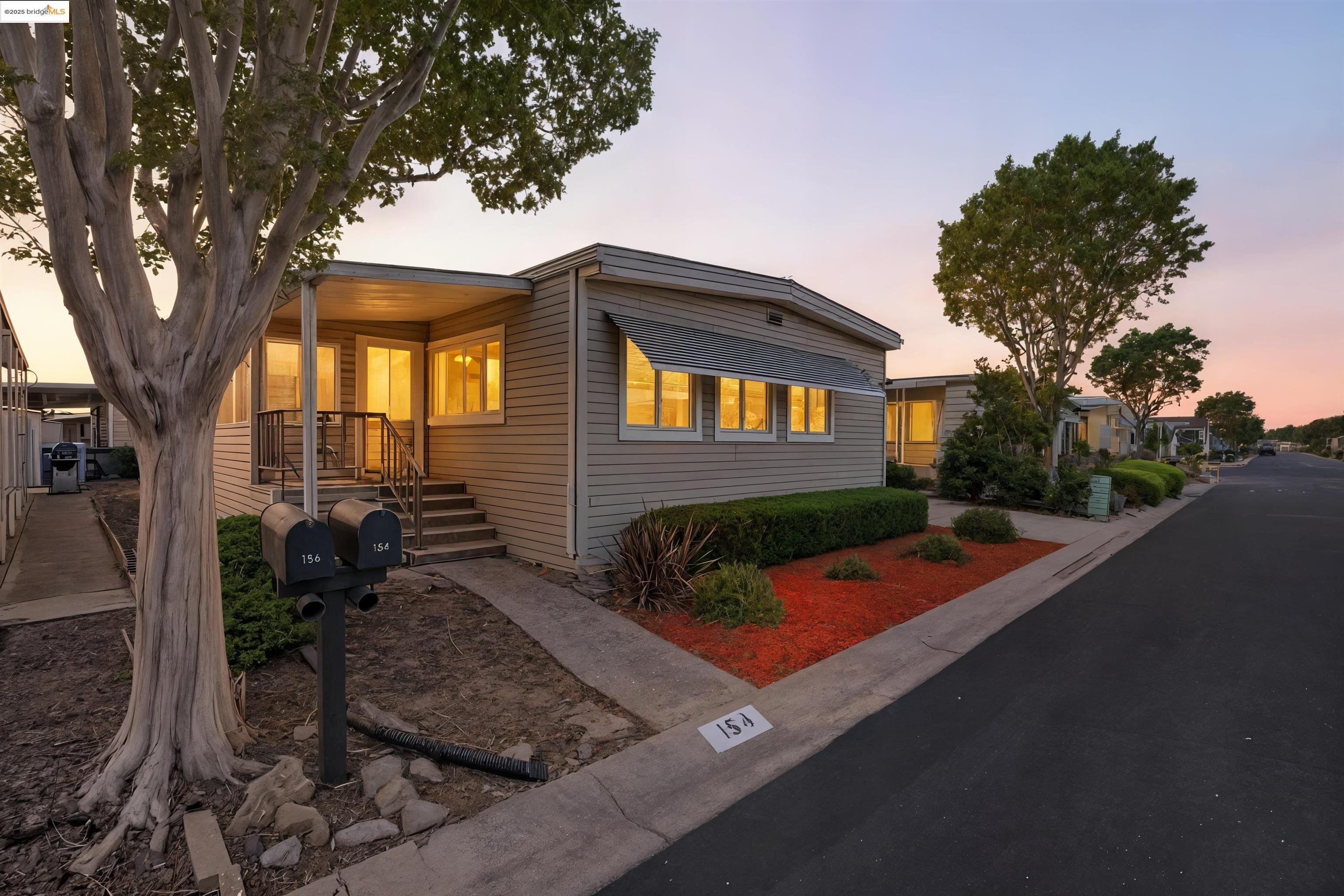 Detail Gallery Image 1 of 49 For 154 Santa Teresa, San Leandro,  CA 94579 - 2 Beds | 2 Baths