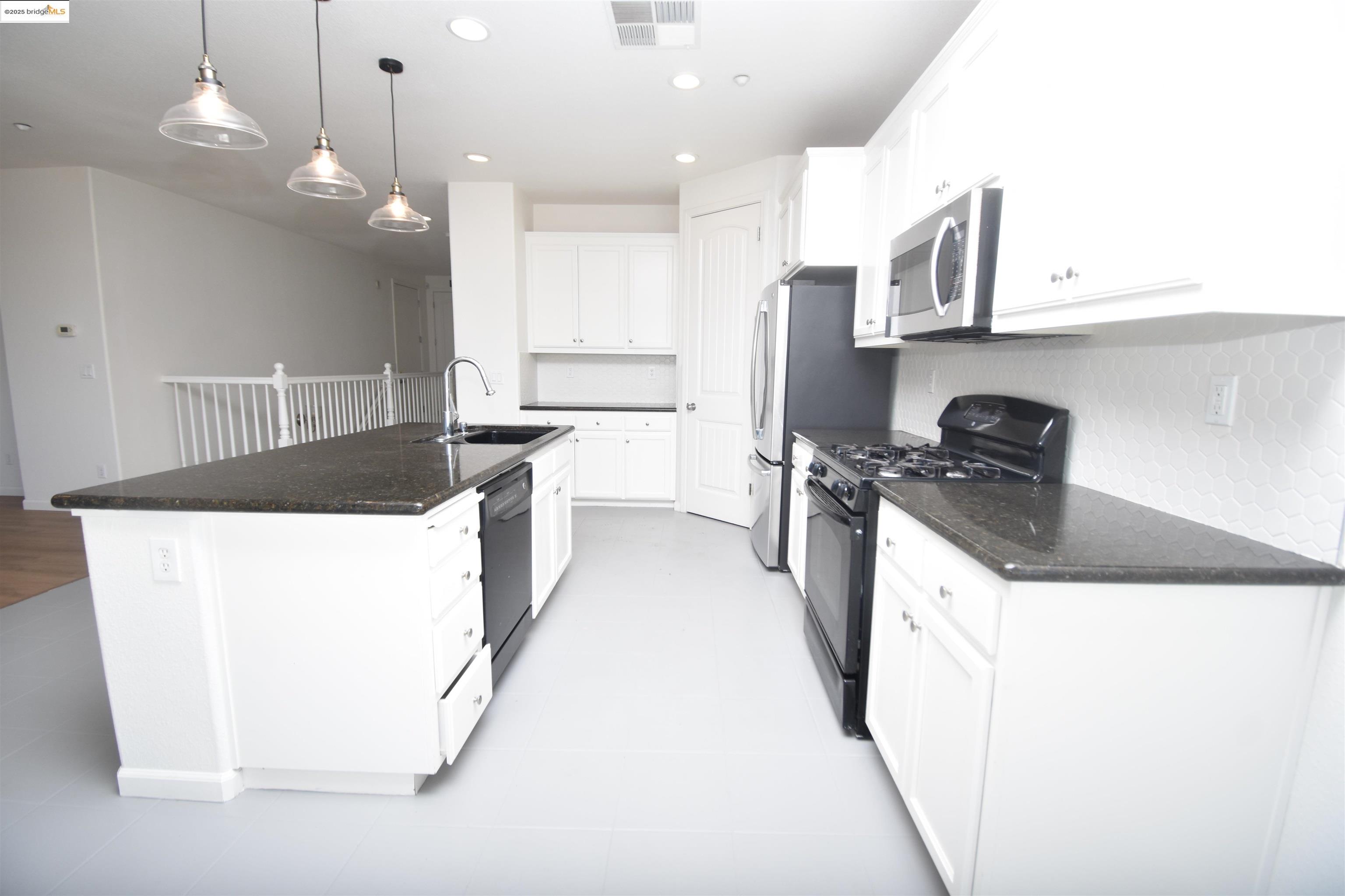 Detail Gallery Image 5 of 21 For 127 Delta Vista Ln, Pittsburg,  CA 94565 - 4 Beds | 3 Baths