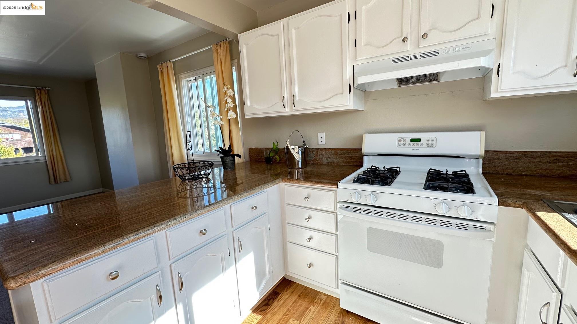 Detail Gallery Image 18 of 30 For 840 Key Route Blvd, Albany,  CA 94706 - 5 Beds | 2 Baths