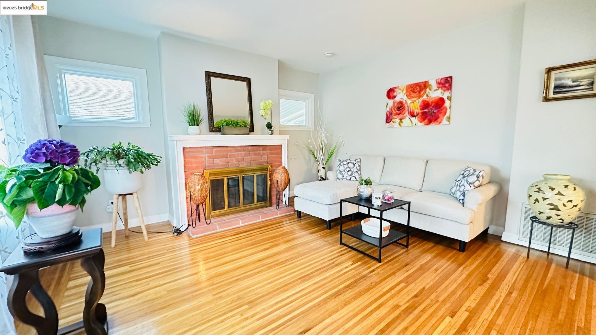 Detail Gallery Image 4 of 30 For 840 Key Route Blvd, Albany,  CA 94706 - 5 Beds | 2 Baths