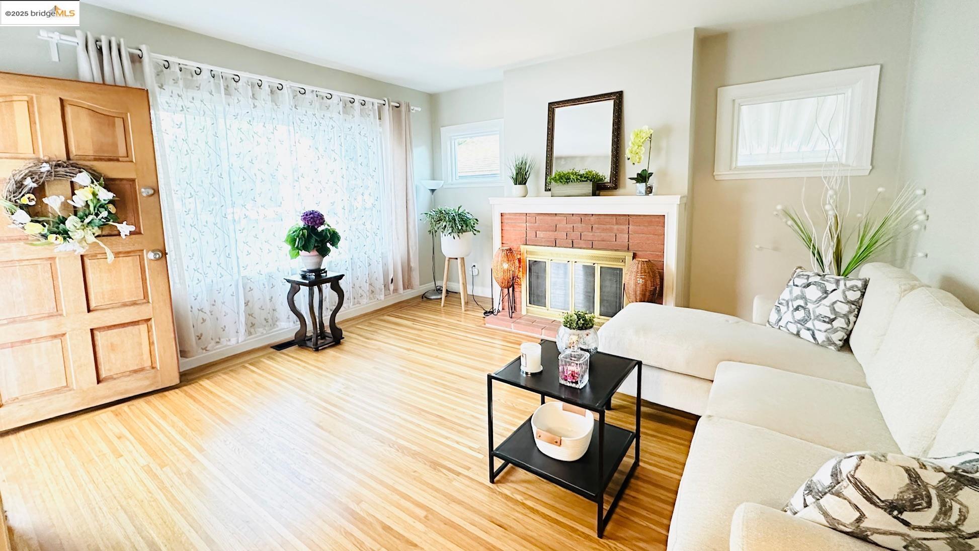 Detail Gallery Image 7 of 30 For 840 Key Route Blvd, Albany,  CA 94706 - 5 Beds | 2 Baths
