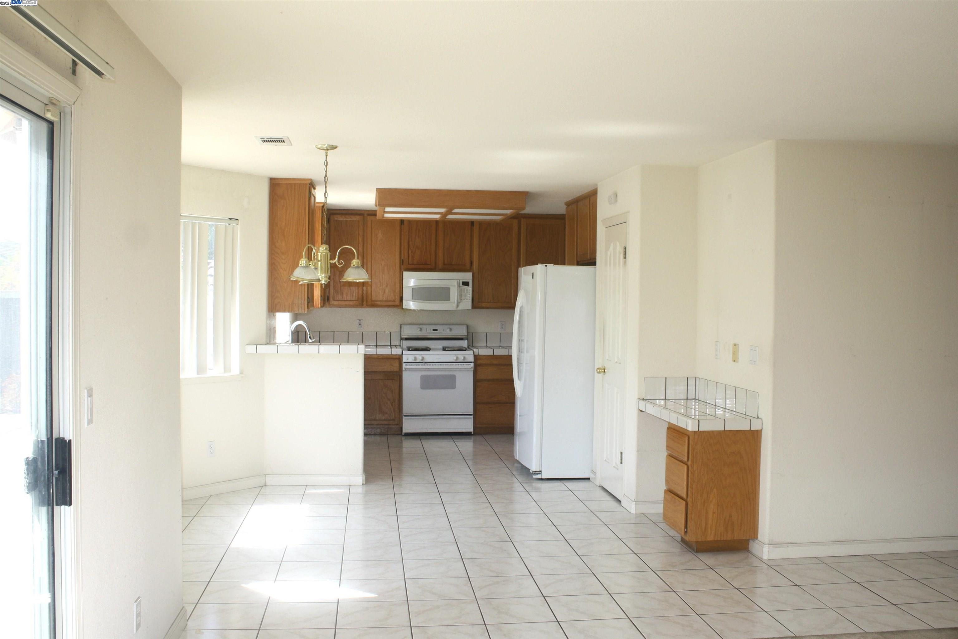 Detail Gallery Image 11 of 33 For 2011 Agate Ct, Vallejo,  CA 94591 - 5 Beds | 3 Baths