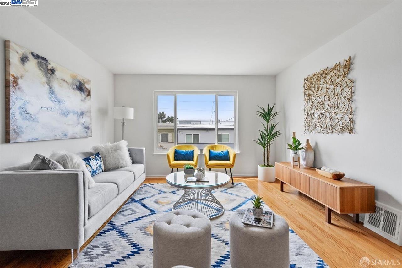 Detail Gallery Image 5 of 28 For 378 Mangels Ave, San Francisco,  CA 94127 - 3 Beds | 1 Baths