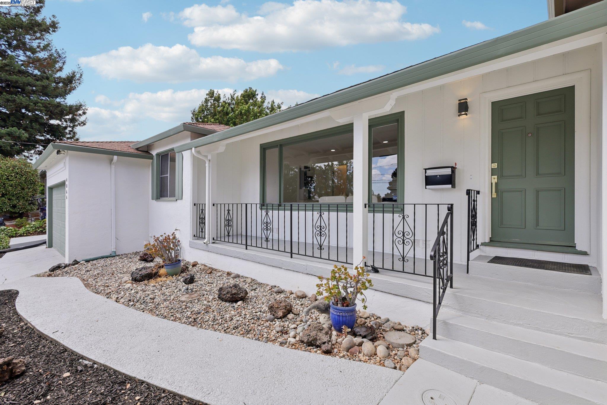 Detail Gallery Image 3 of 39 For 4866 Seven Hills Rd, Castro Valley,  CA 94546 - 2 Beds | 1/1 Baths