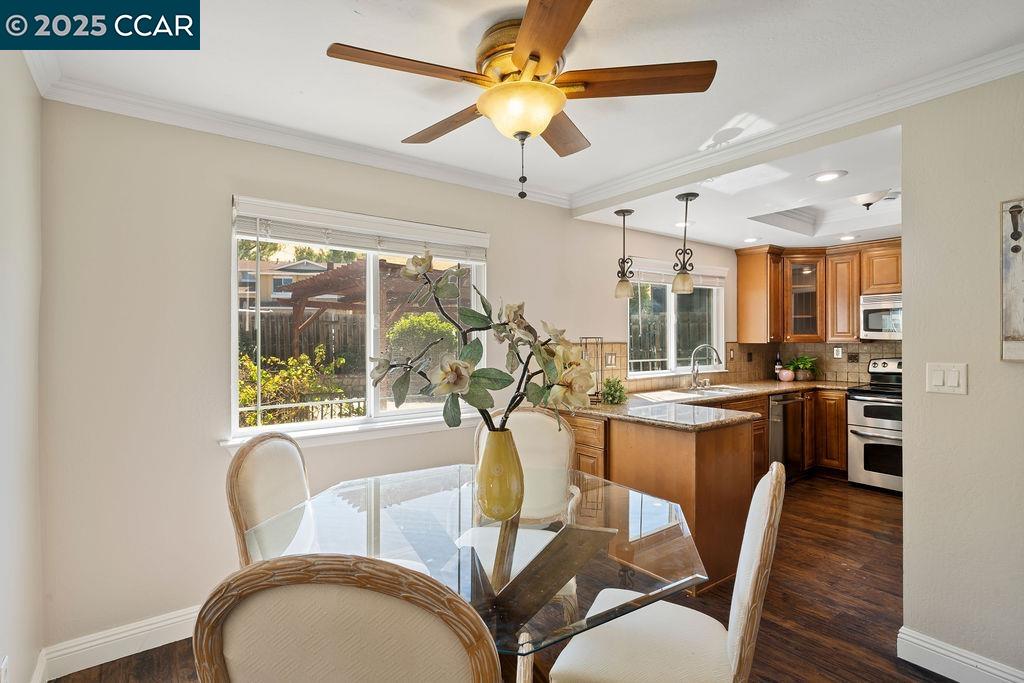 Detail Gallery Image 11 of 43 For 3988 Alta Vista Cir, Pittsburg,  CA 94565 - 4 Beds | 2/1 Baths
