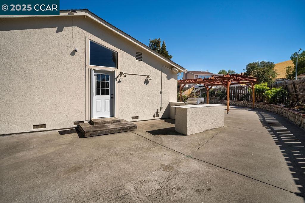Detail Gallery Image 35 of 43 For 3988 Alta Vista Cir, Pittsburg,  CA 94565 - 4 Beds | 2/1 Baths
